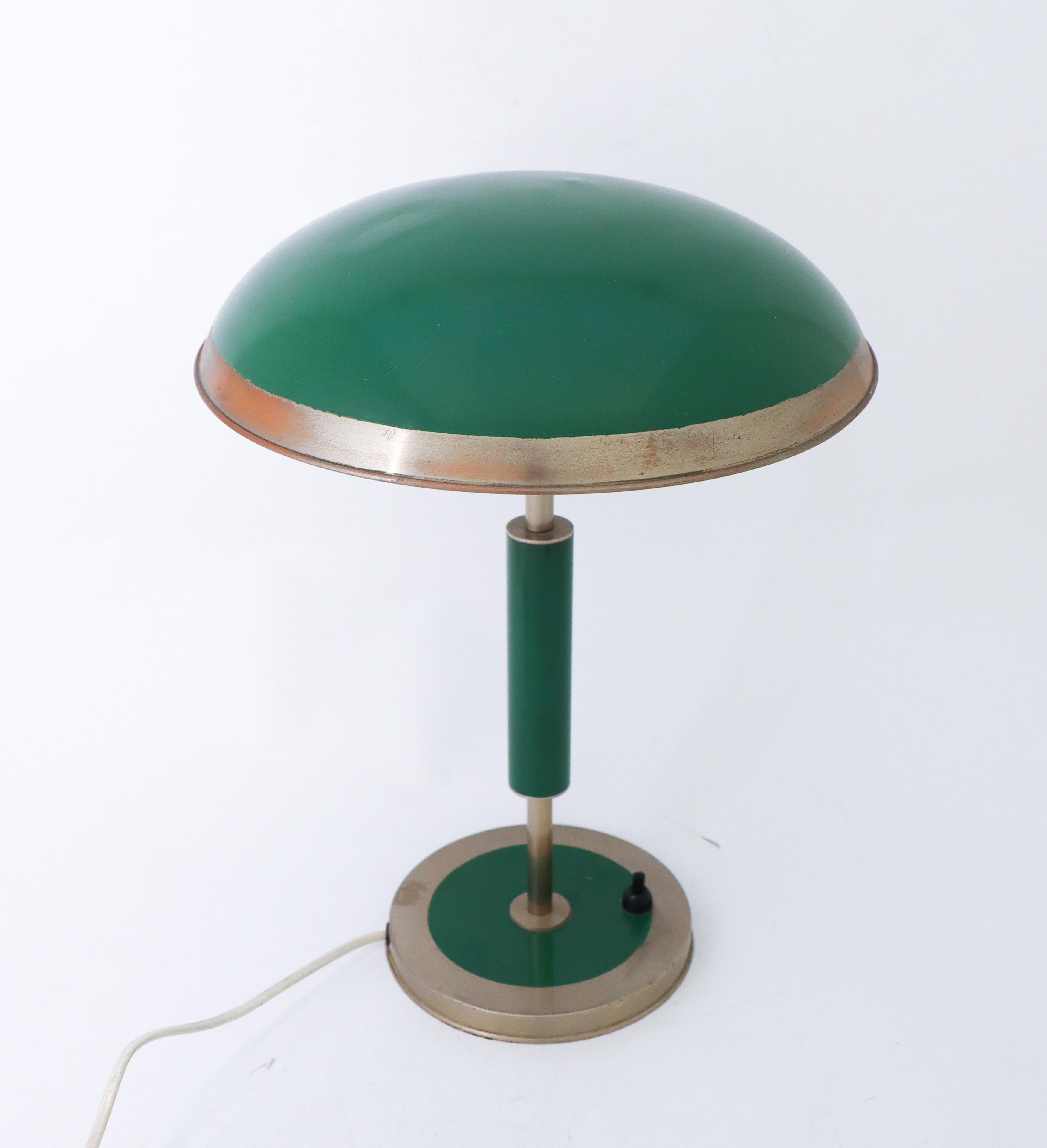 Suédois Jolie lampe de bureau Art Déco verte avec abat-jour en étain - Probablement Suède, années 1930-1940 en vente