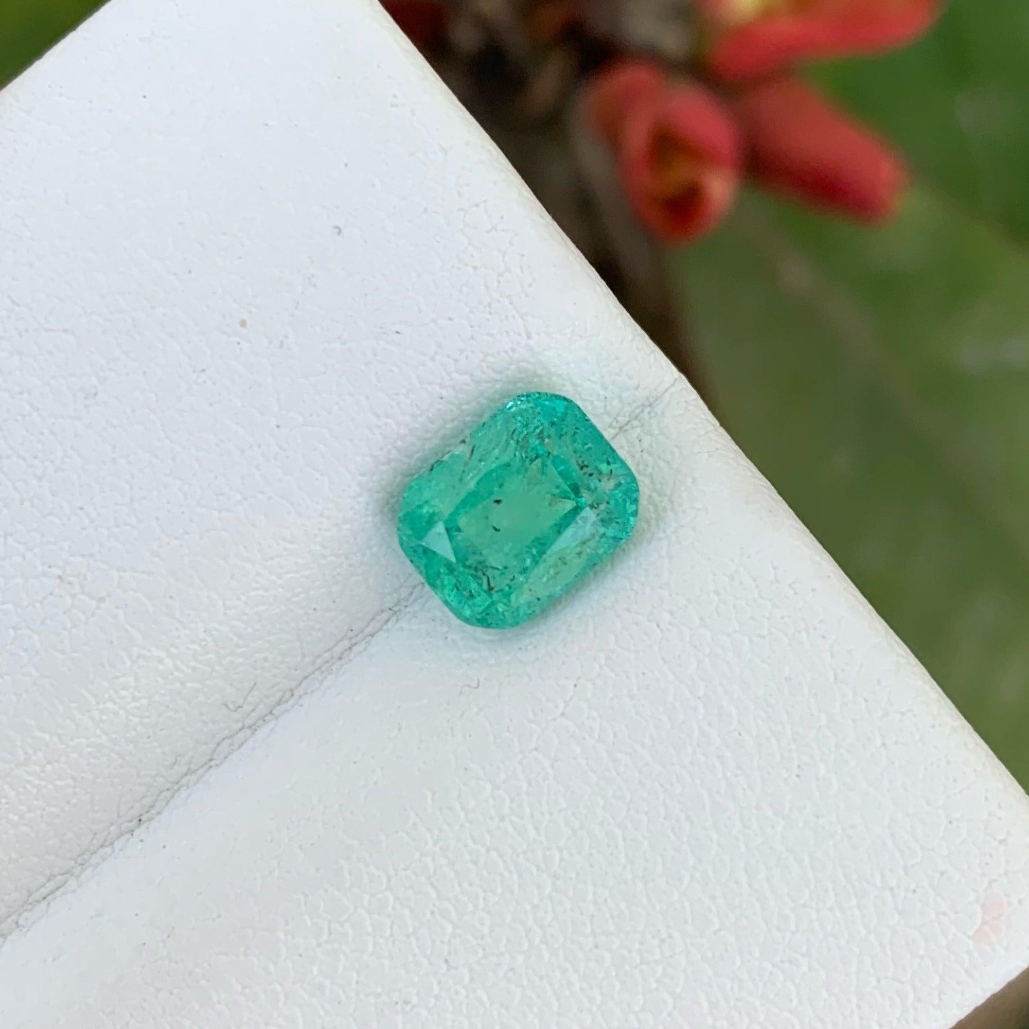 Modern Lovely Green Emerald for Ring 1.50 Ct Afghan Emerald Gemstone for Jewelry For Sale