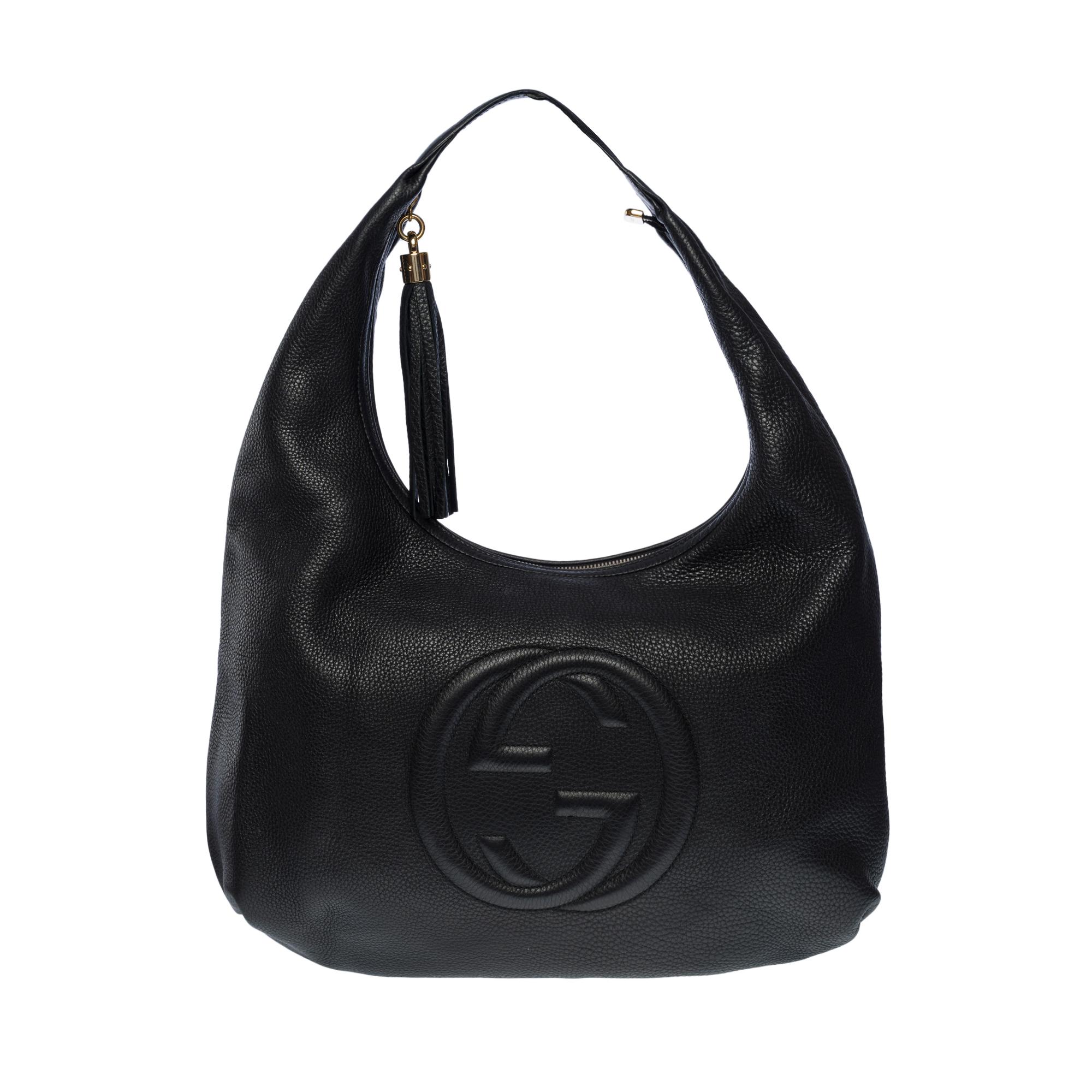 Lovely Gucci Soho GM hobo bag in black grained calf leather, gold metal hardware, black leather handle for shoulder support
top zipper closure, fringed pompom
Beige canvas lining, 1 zippered pocket, 2 patch pockets (cell phone slots and cigarette