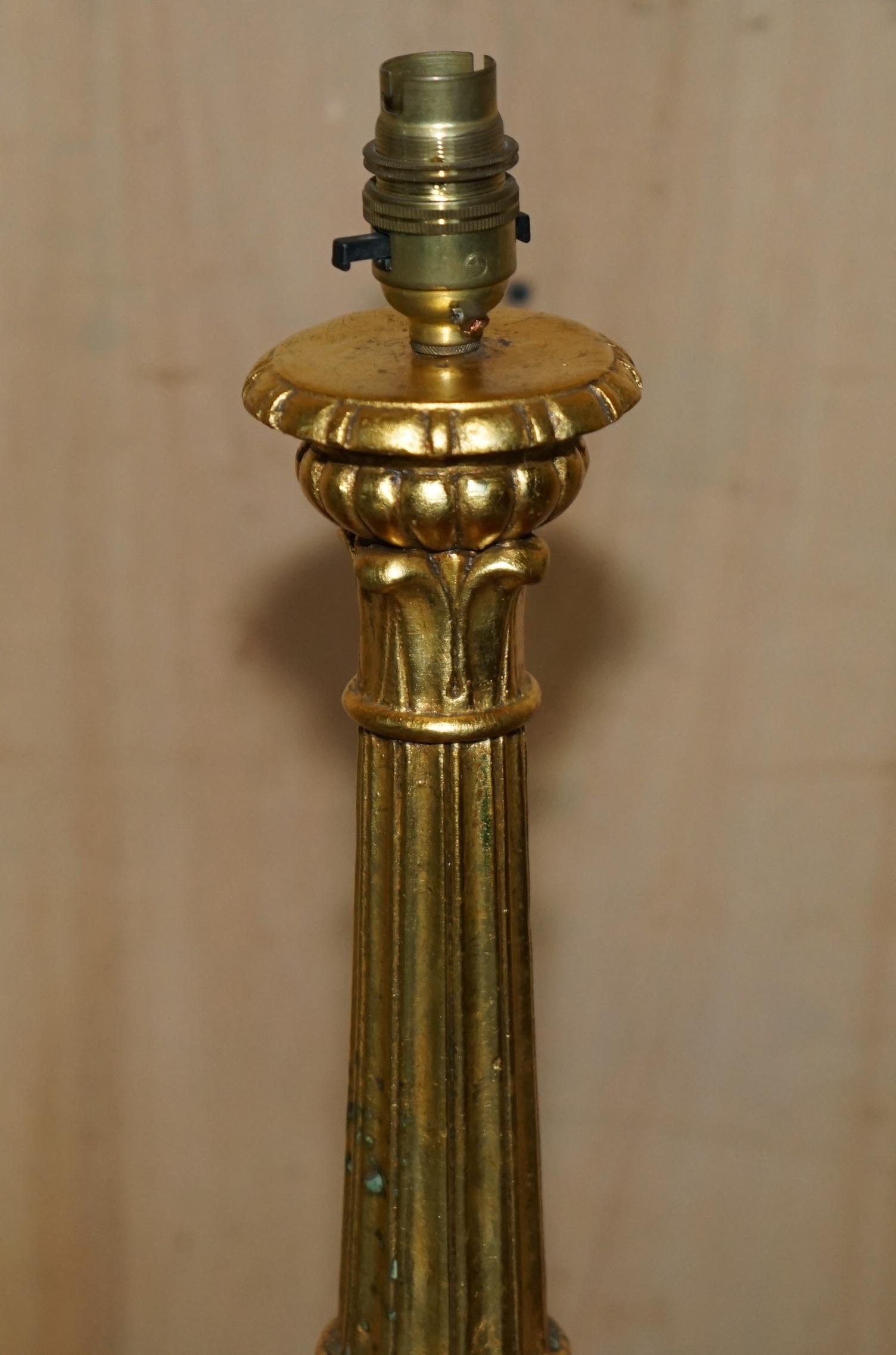 Hand-Crafted LOVELY HAND CARVED GOLD GiLTWOOD CORINTHIAN PILLAR TABLE LAMP FULLY SERVICED For Sale