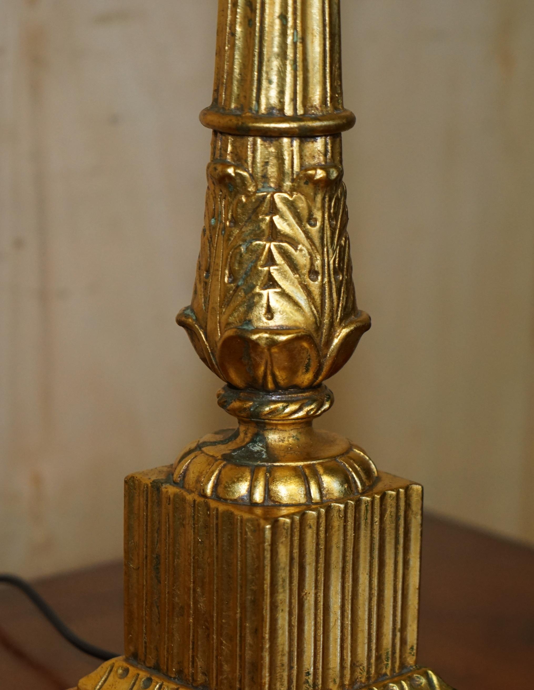Mid-20th Century LOVELY HAND CARVED GOLD GiLTWOOD CORINTHIAN PILLAR TABLE LAMP FULLY SERVICED For Sale