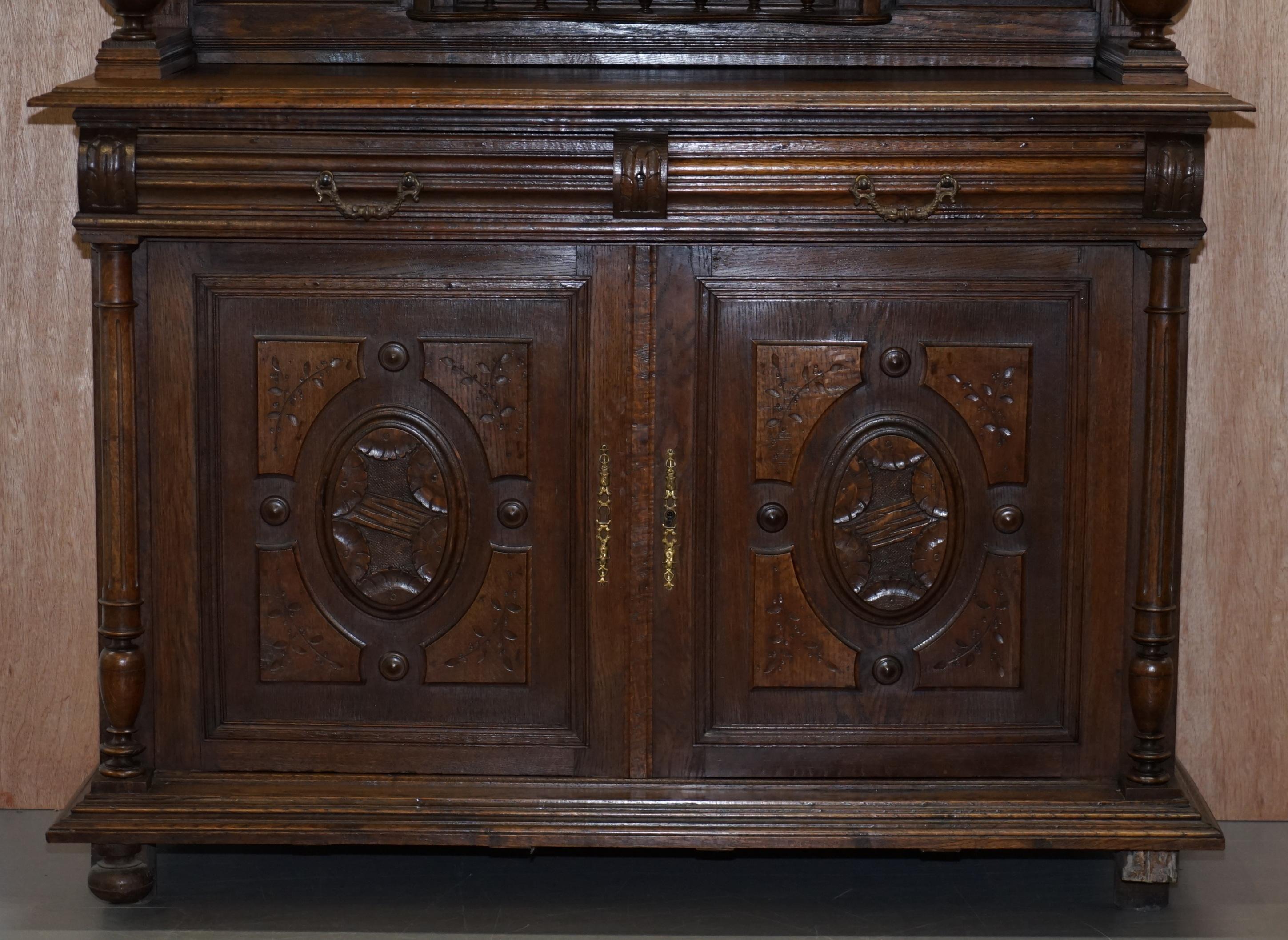 Nous sommes ravis de proposer à la vente cette superbe armoire hollandaise originale du début du 19e siècle, sculptée à la main.

Il s'agit d'une très belle pièce de bonne facture, sculptée de manière ornementale et joliment détaillée, idéale pour