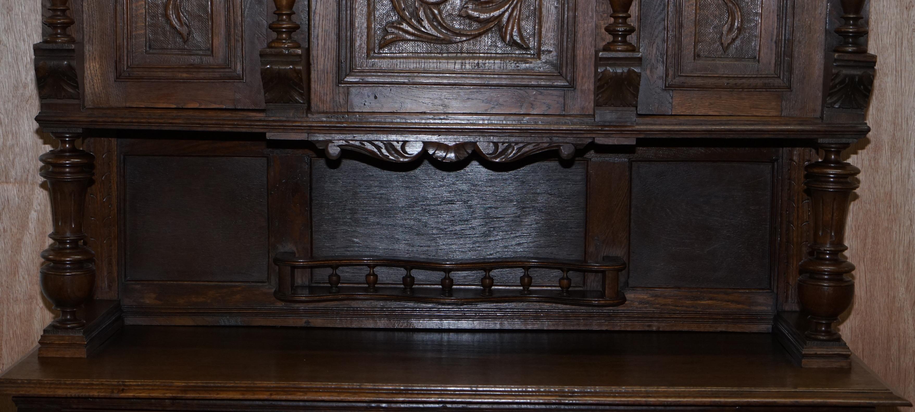 XIXe siècle Jolie commode hollandaise sculptée à la main en chêne massif avec détails ornementaux en vente