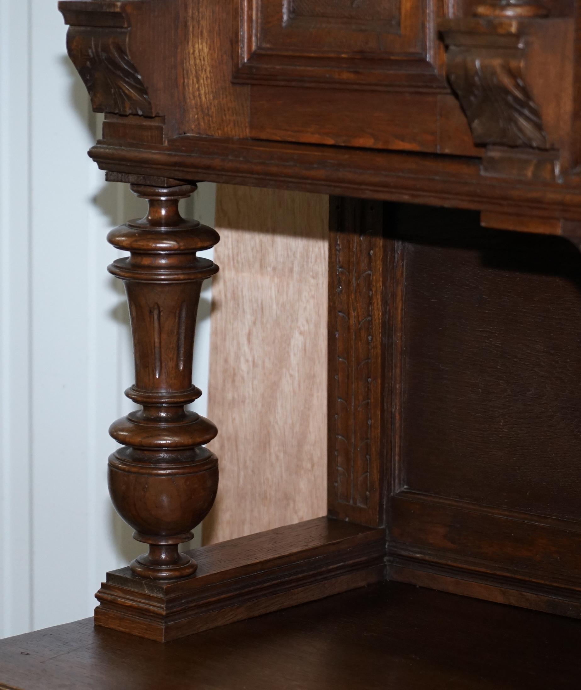 Chêne Jolie commode hollandaise sculptée à la main en chêne massif avec détails ornementaux en vente
