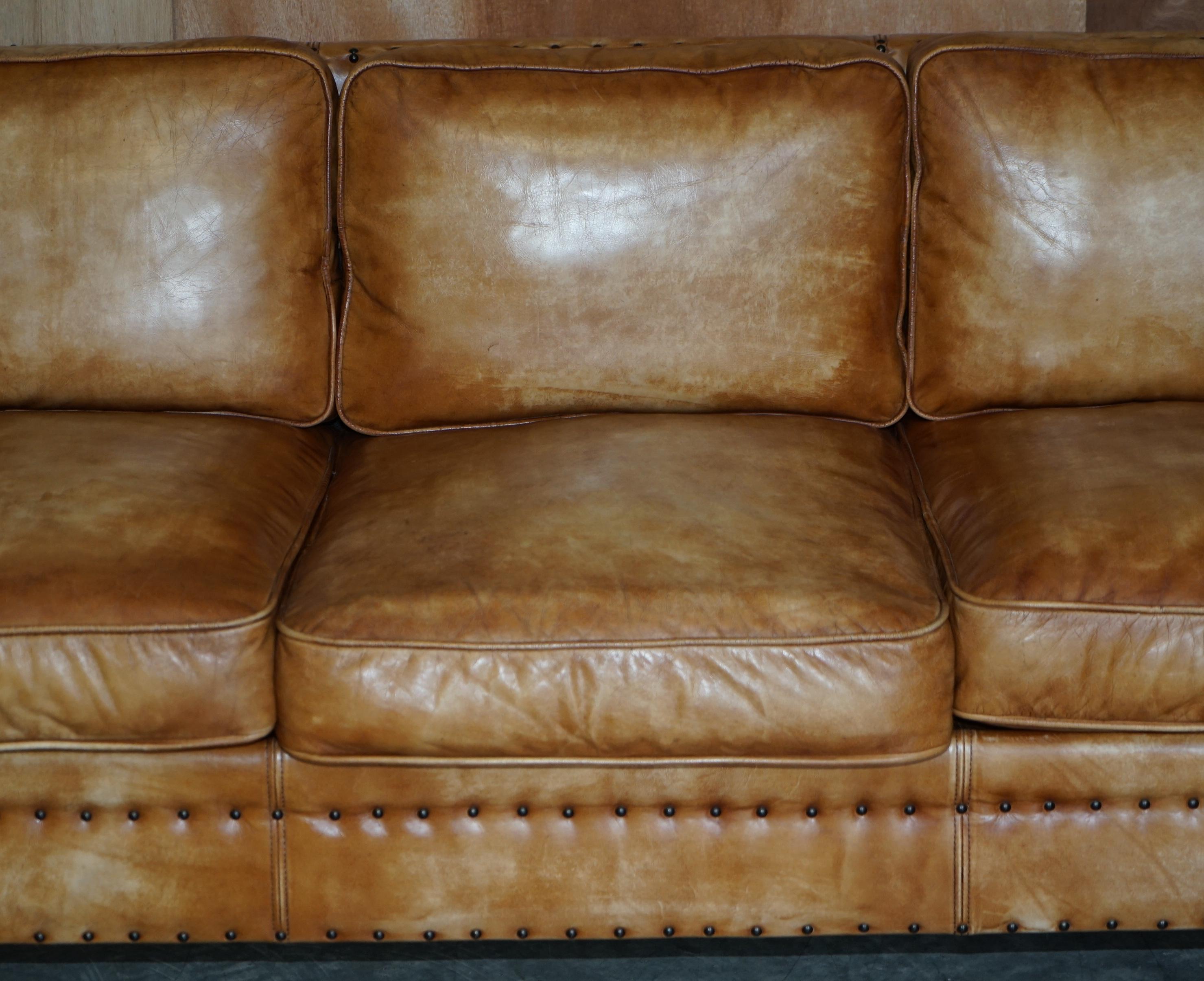 Schönes handgefärbtes braunes Leder im edwardianischen Stil mit Nieten für drei Sitze, Teil-Set (Englisch) im Angebot