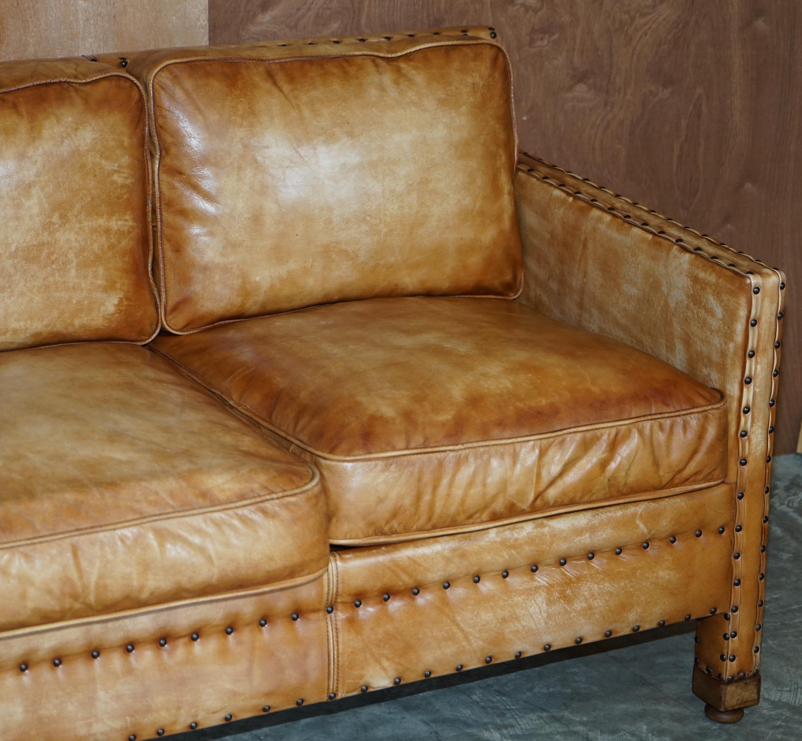 Schönes handgefärbtes braunes Leder im edwardianischen Stil mit Nieten für drei Sitze, Teil-Set (Handgefertigt) im Angebot