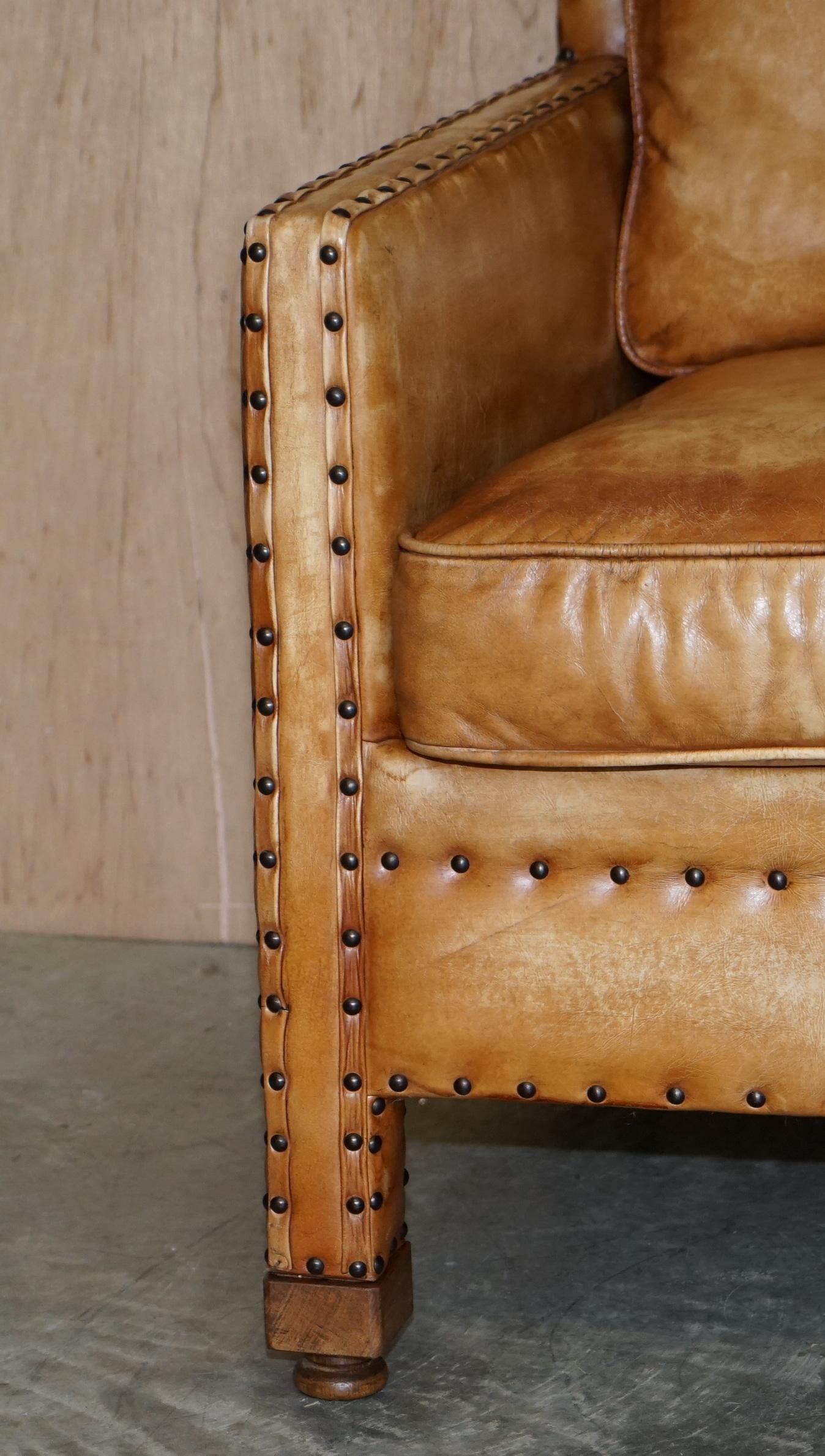 Schönes handgefärbtes braunes Leder im edwardianischen Stil mit Nieten für drei Sitze, Teil-Set im Angebot 2