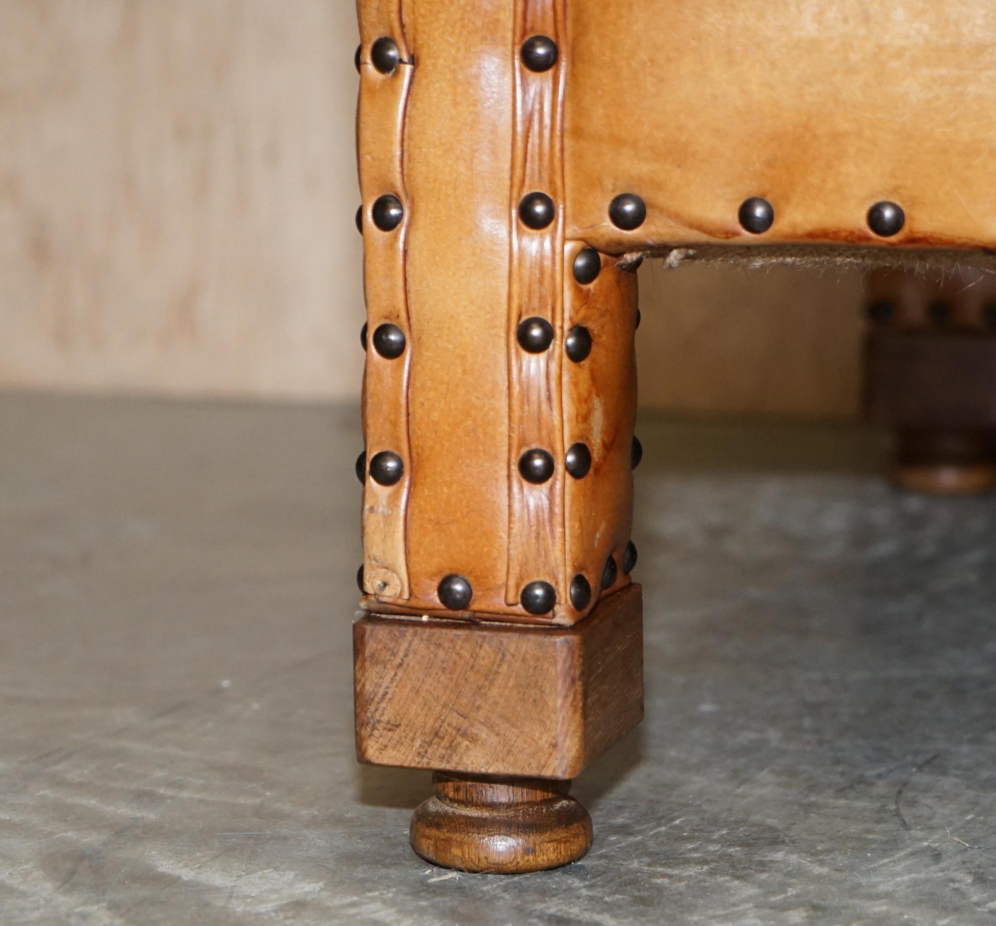 Schönes handgefärbtes braunes Leder im edwardianischen Stil mit Nieten für drei Sitze, Teil-Set im Angebot 3