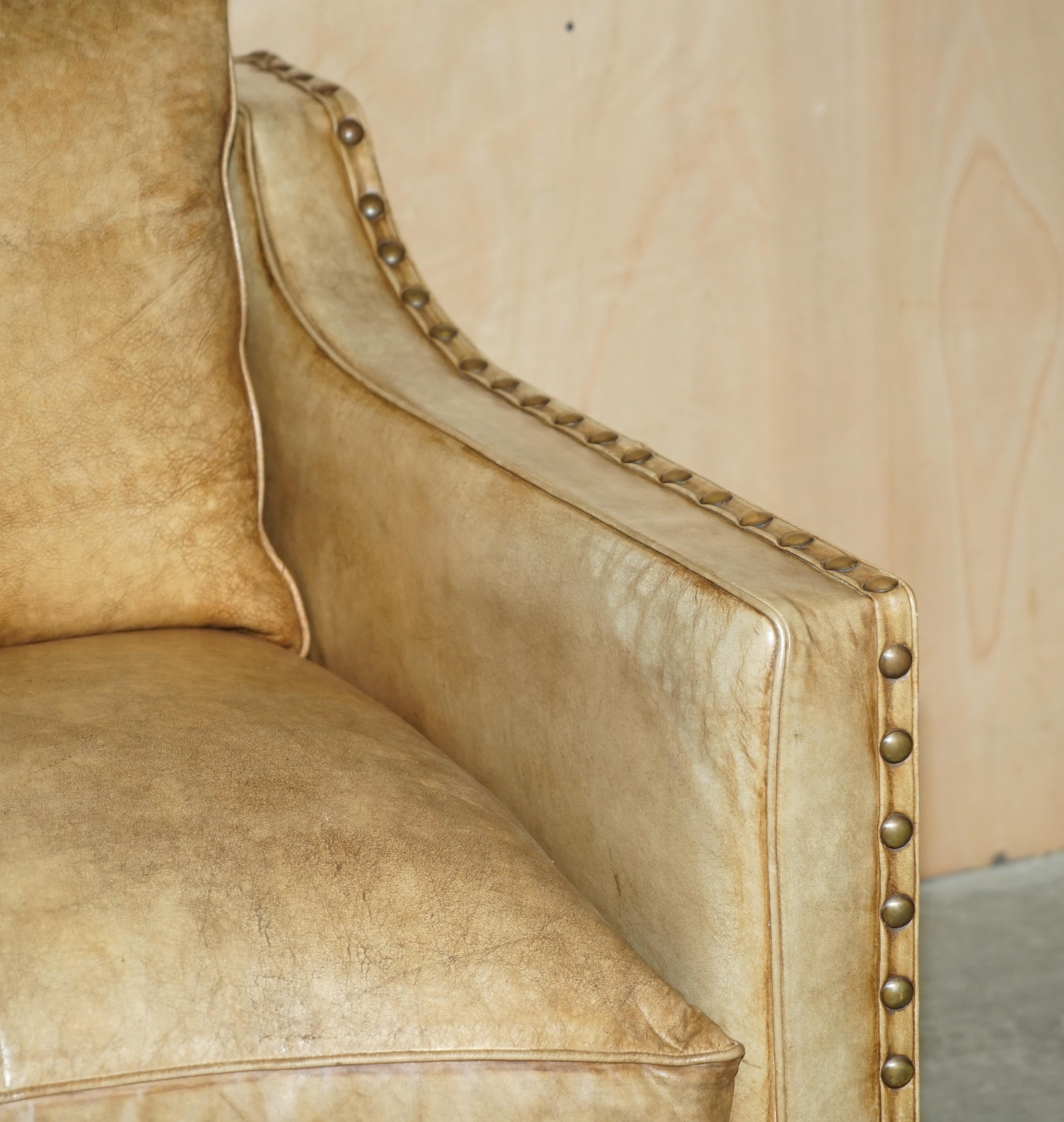 LOVELY STODDED TWO SEAT SOFA en cuir marron style édouardien teinté à la main en vente 4