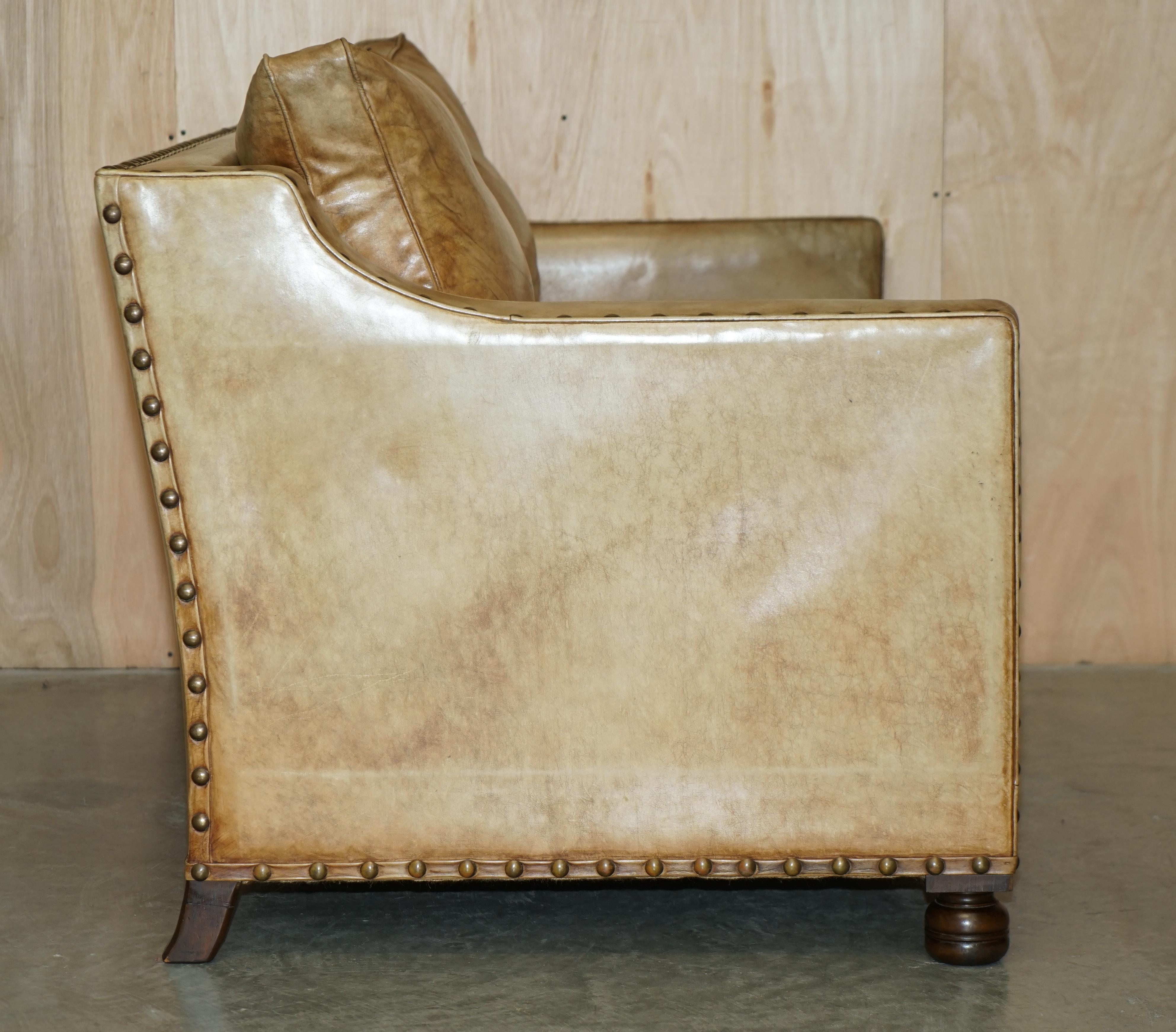 LOVELY STODDED TWO SEAT SOFA en cuir marron style édouardien teinté à la main en vente 8