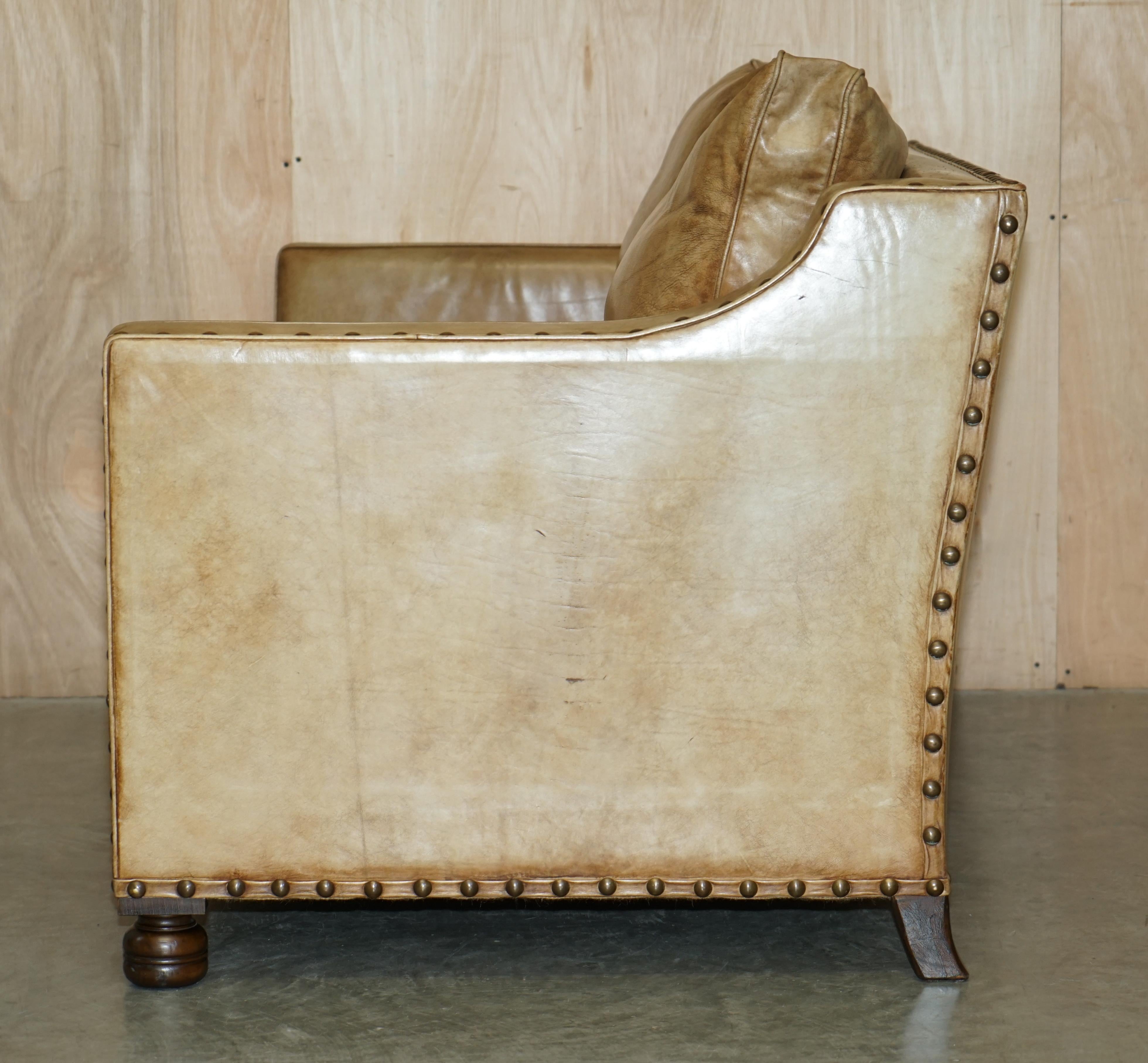 LOVELY STODDED TWO SEAT SOFA en cuir marron style édouardien teinté à la main en vente 10