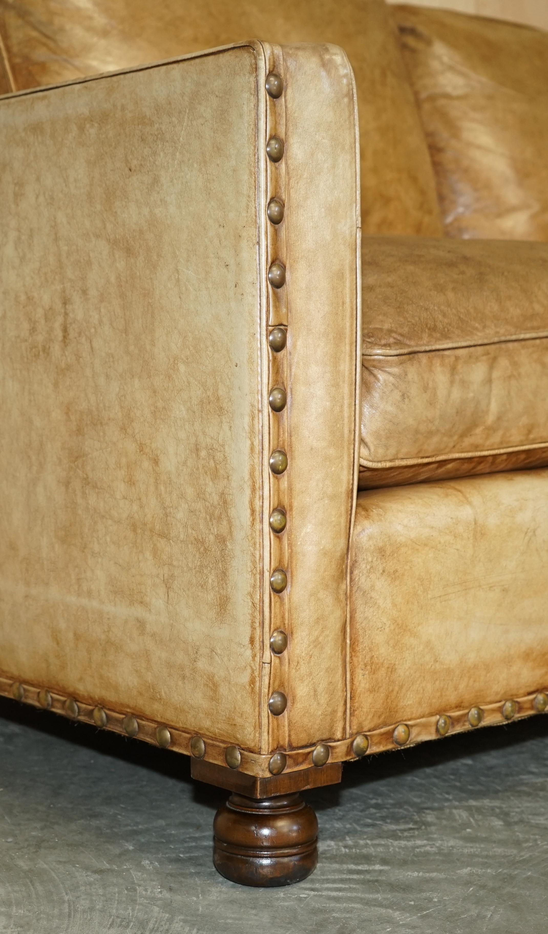 LOVELY STODDED TWO SEAT SOFA en cuir marron style édouardien teinté à la main en vente 2
