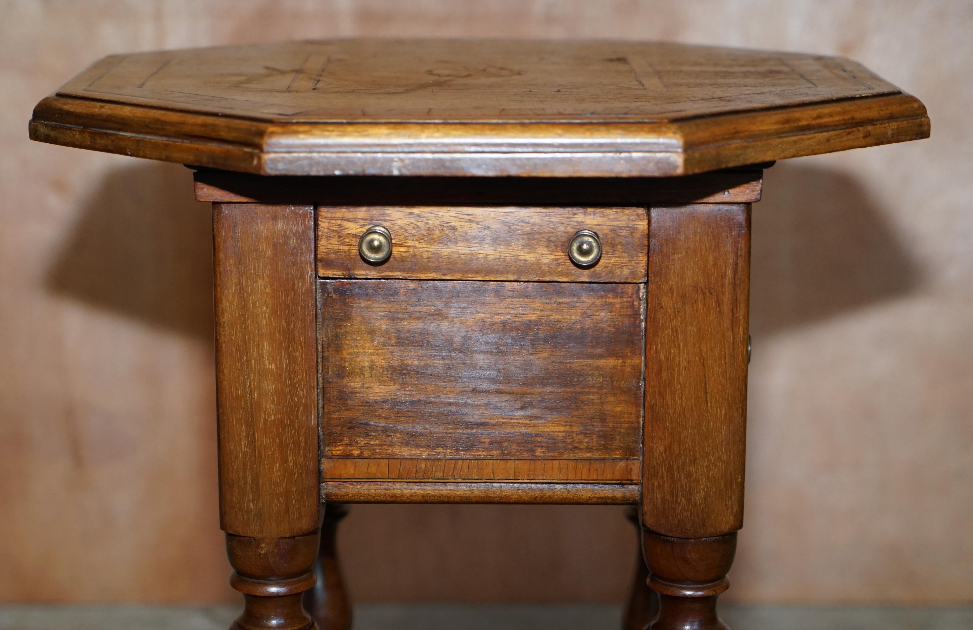 Preciosa Mesa Auxiliar Victoriana Antigua Hand Made Sheraton Reival Cajones superiores con incrustaciones 2