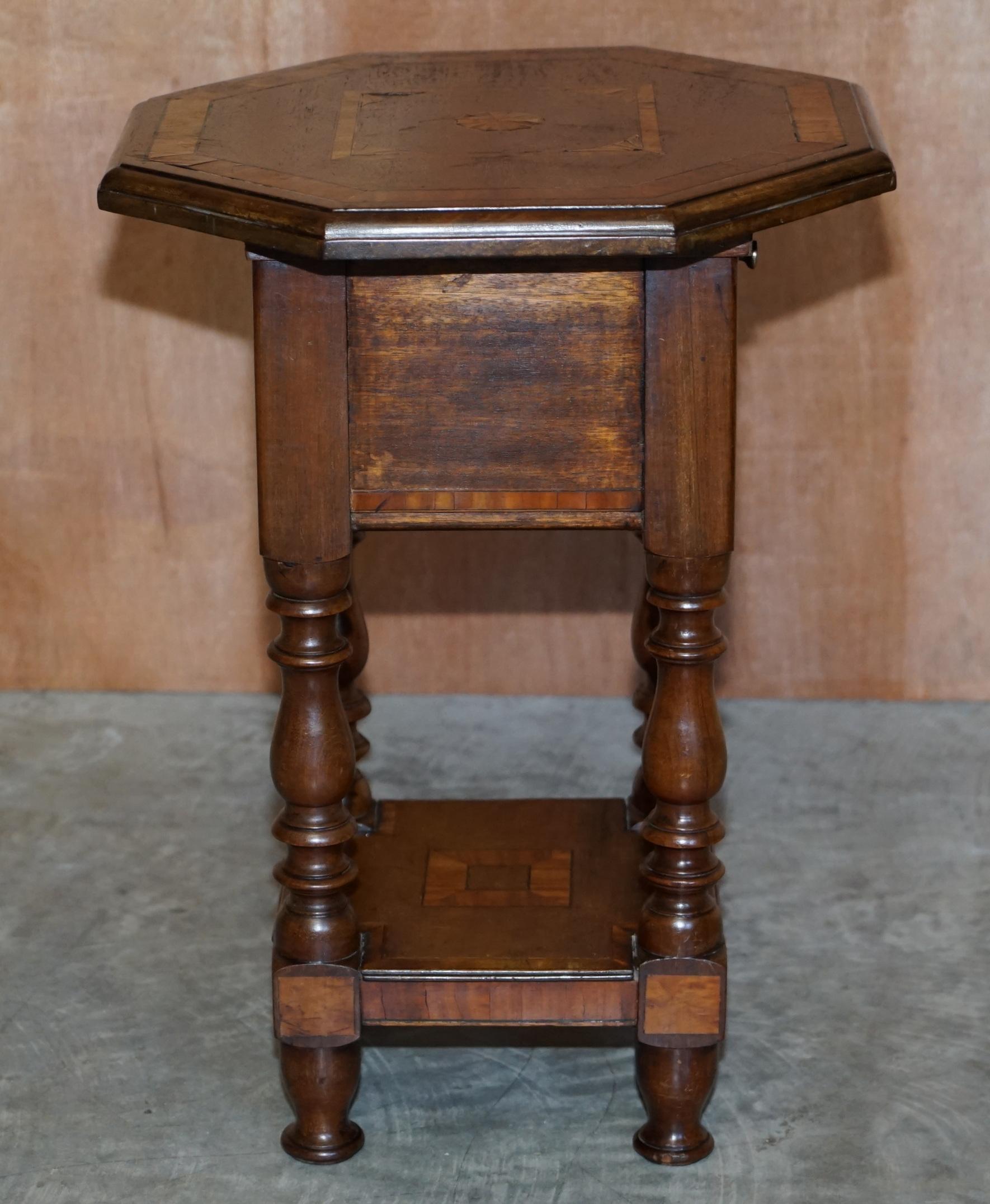 Ravissante table d'appoint victorienne ancienne faite à la main avec tiroirs supérieurs incrustés Sheraton Reival en vente 4