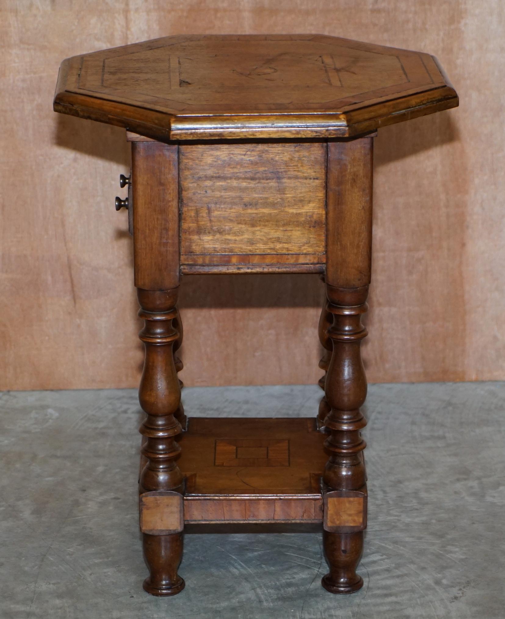 Ravissante table d'appoint victorienne ancienne faite à la main avec tiroirs supérieurs incrustés Sheraton Reival en vente 5