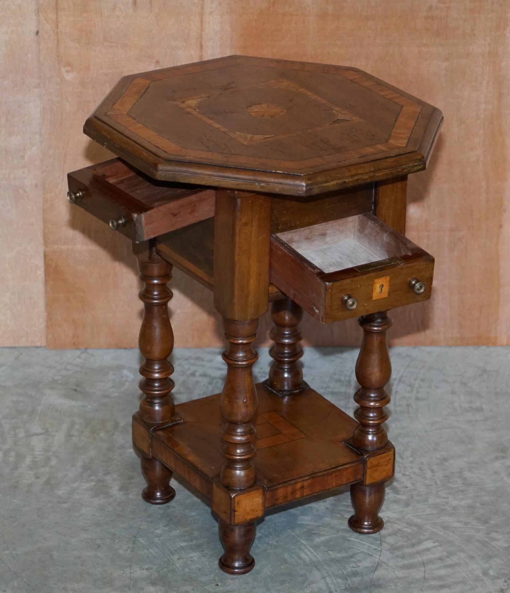 Ravissante table d'appoint victorienne ancienne faite à la main avec tiroirs supérieurs incrustés Sheraton Reival en vente 6