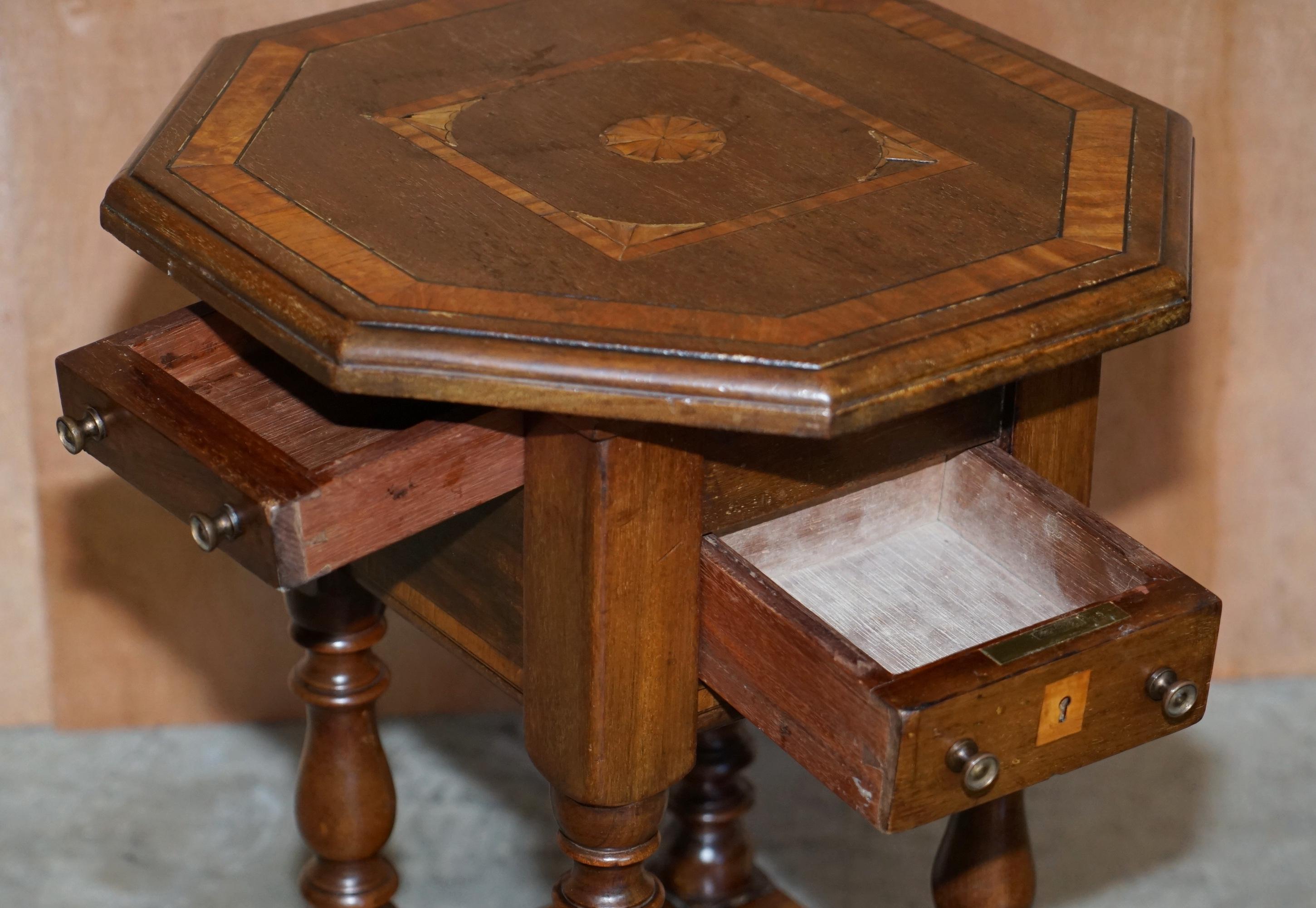 Ravissante table d'appoint victorienne ancienne faite à la main avec tiroirs supérieurs incrustés Sheraton Reival en vente 7