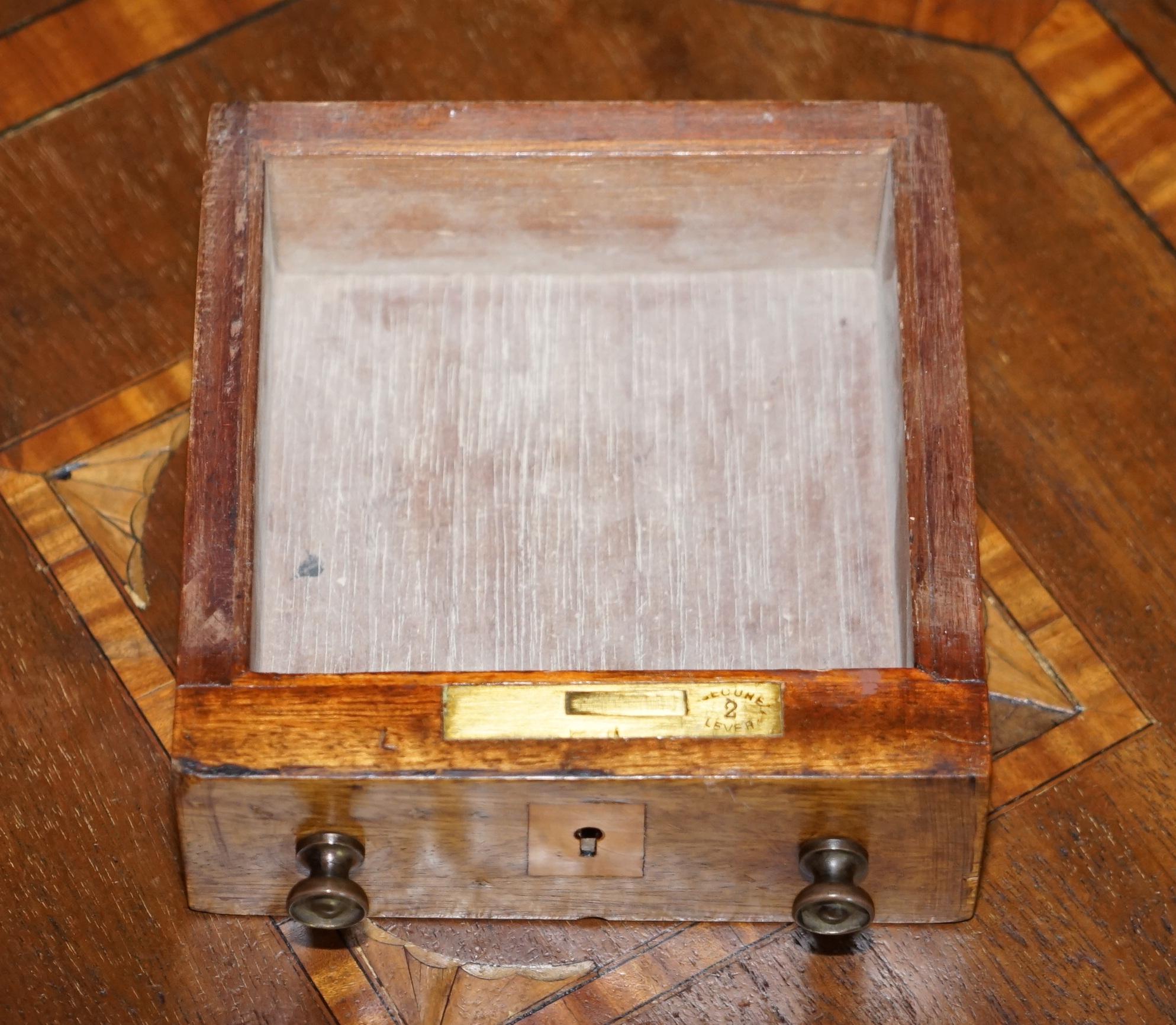Preciosa Mesa Auxiliar Victoriana Antigua Hand Made Sheraton Reival Cajones superiores con incrustaciones 7