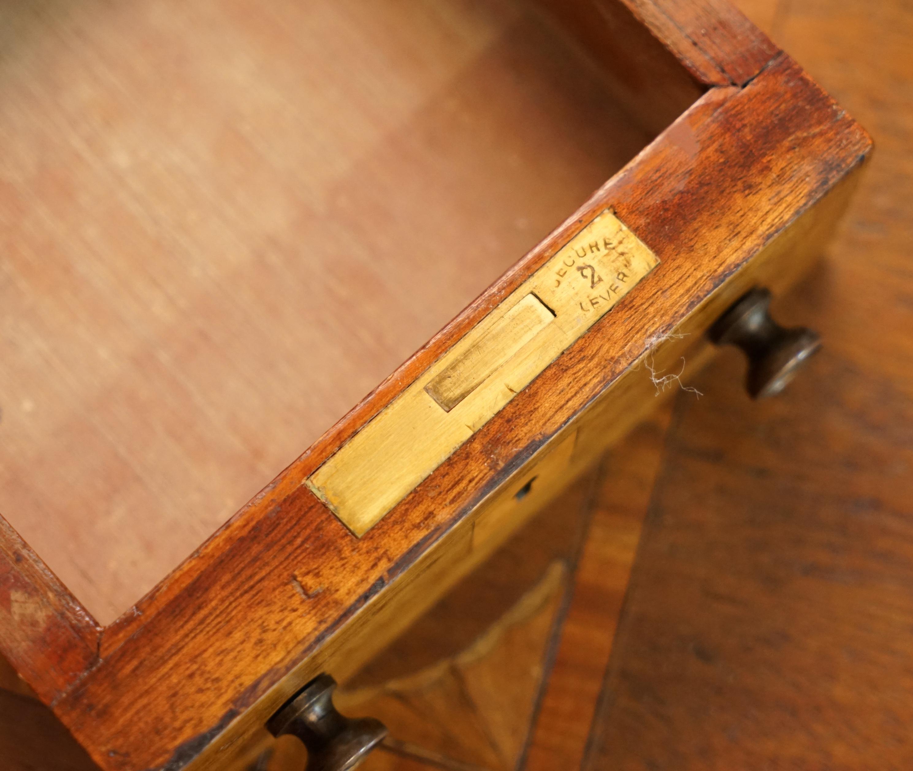 Preciosa Mesa Auxiliar Victoriana Antigua Hand Made Sheraton Reival Cajones superiores con incrustaciones 8
