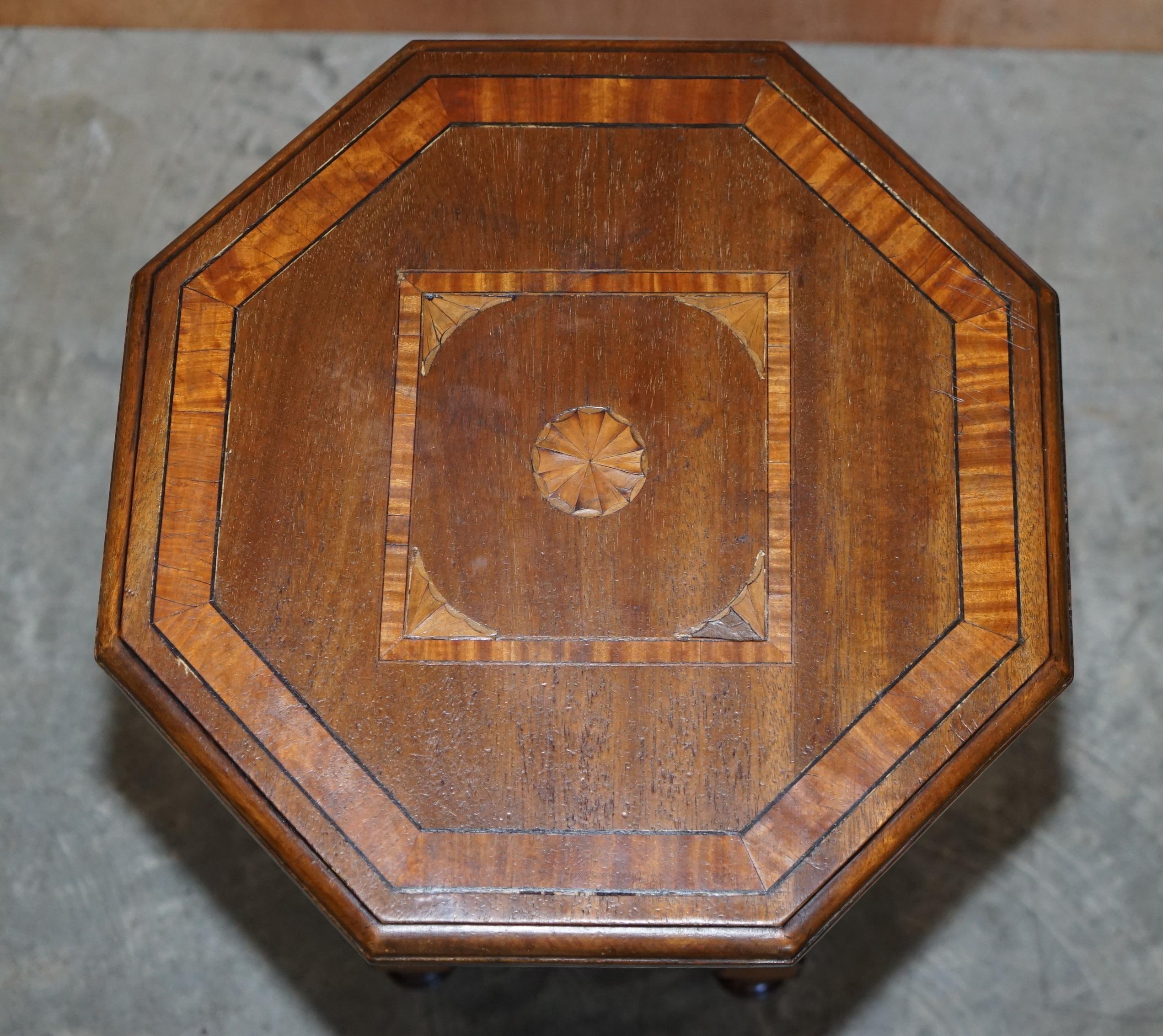 Victorien Ravissante table d'appoint victorienne ancienne faite à la main avec tiroirs supérieurs incrustés Sheraton Reival en vente