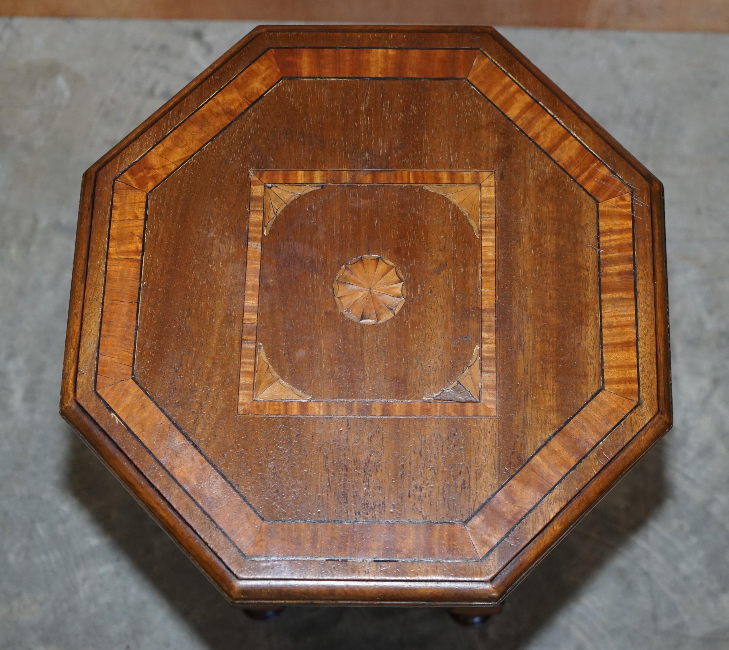 Preciosa Mesa Auxiliar Victoriana Antigua Hand Made Sheraton Reival Cajones superiores con incrustaciones Victoriano