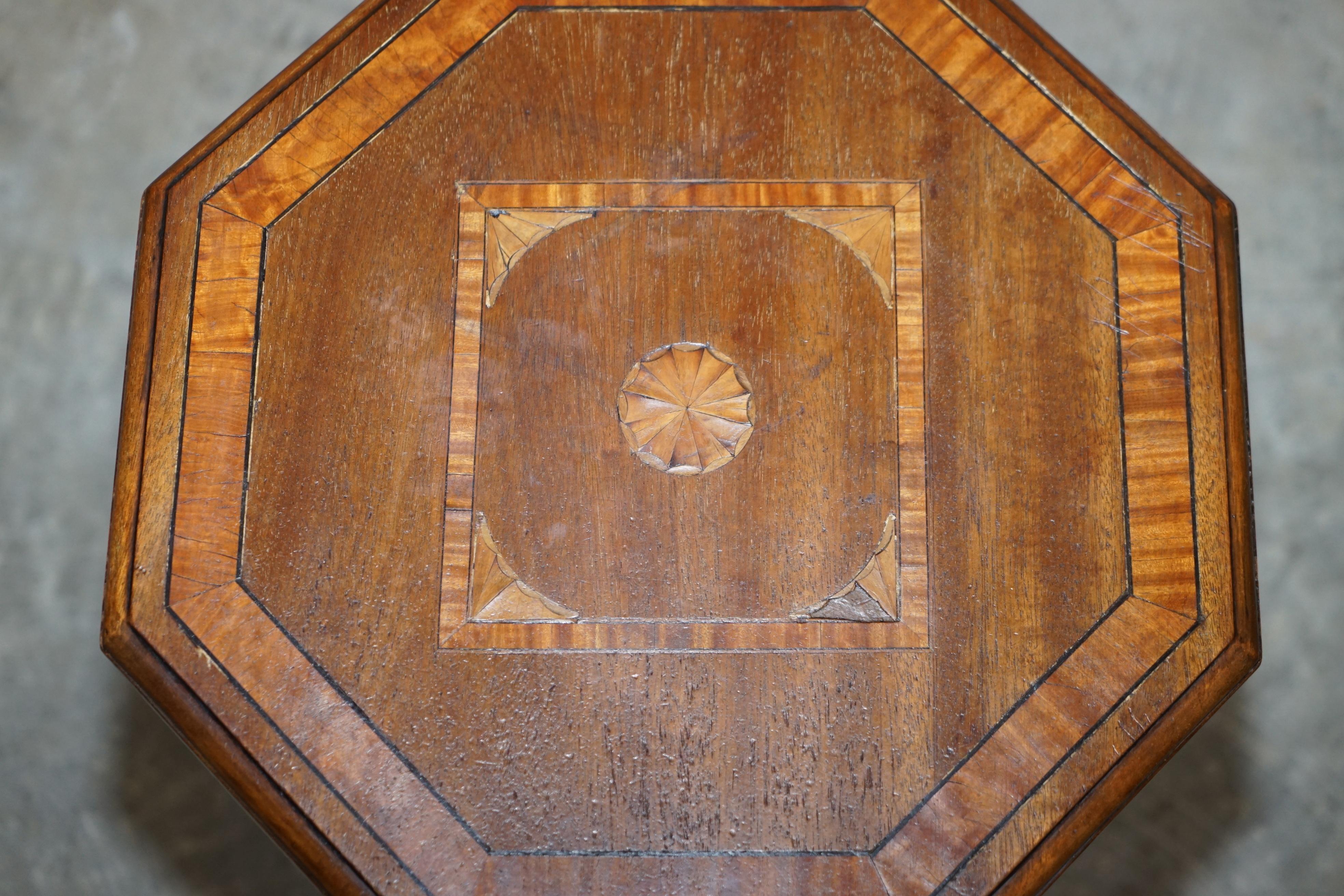 Preciosa Mesa Auxiliar Victoriana Antigua Hand Made Sheraton Reival Cajones superiores con incrustaciones Inglés