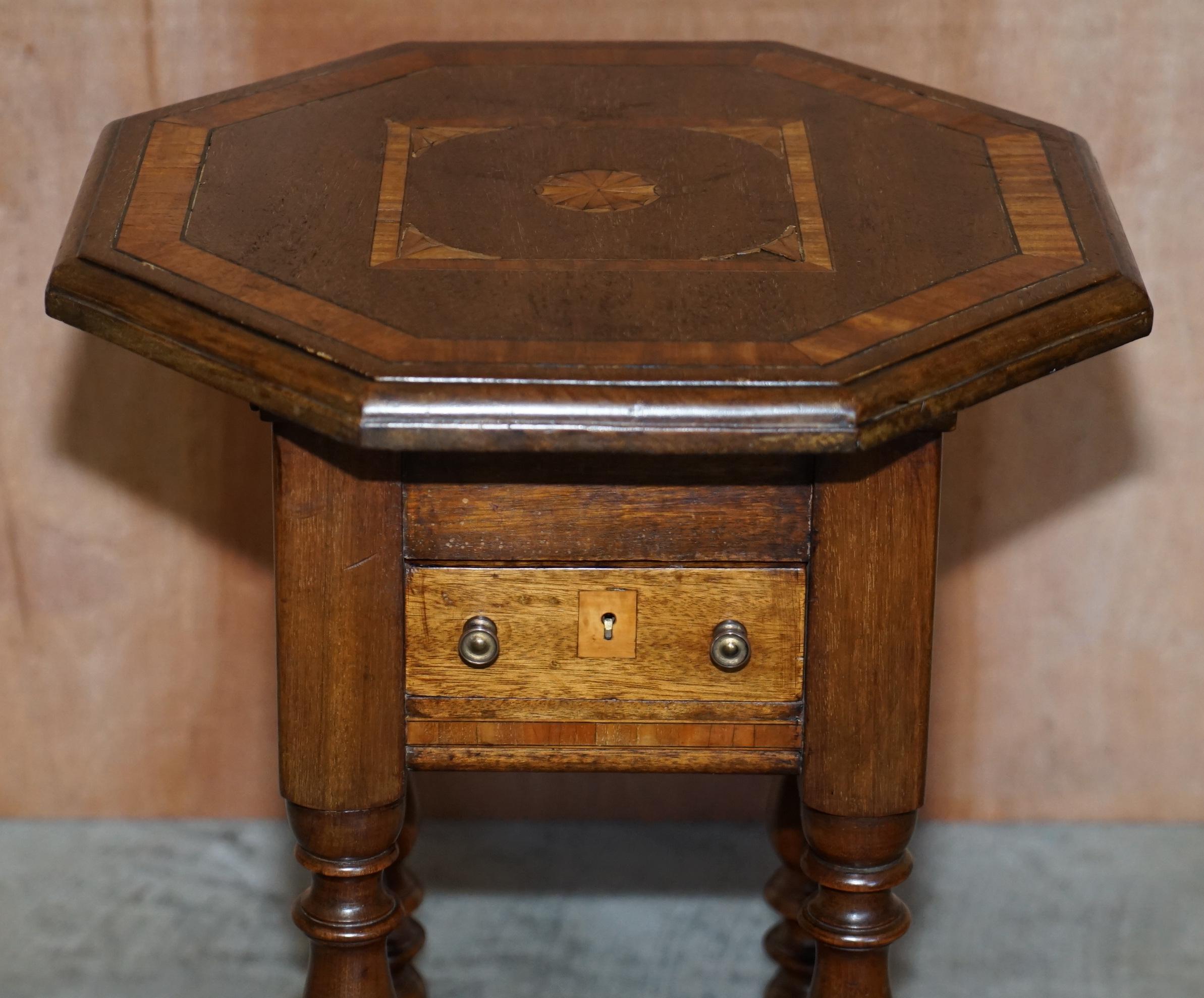 Preciosa Mesa Auxiliar Victoriana Antigua Hand Made Sheraton Reival Cajones superiores con incrustaciones Hecho a mano