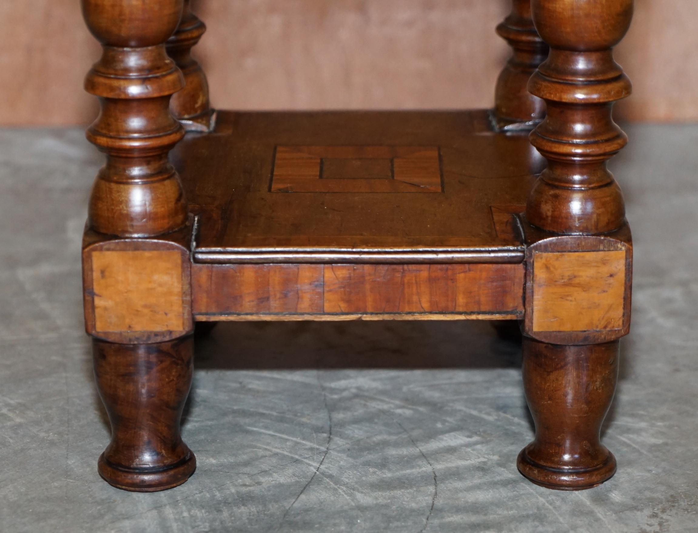 Bois de feuillus Ravissante table d'appoint victorienne ancienne faite à la main avec tiroirs supérieurs incrustés Sheraton Reival en vente