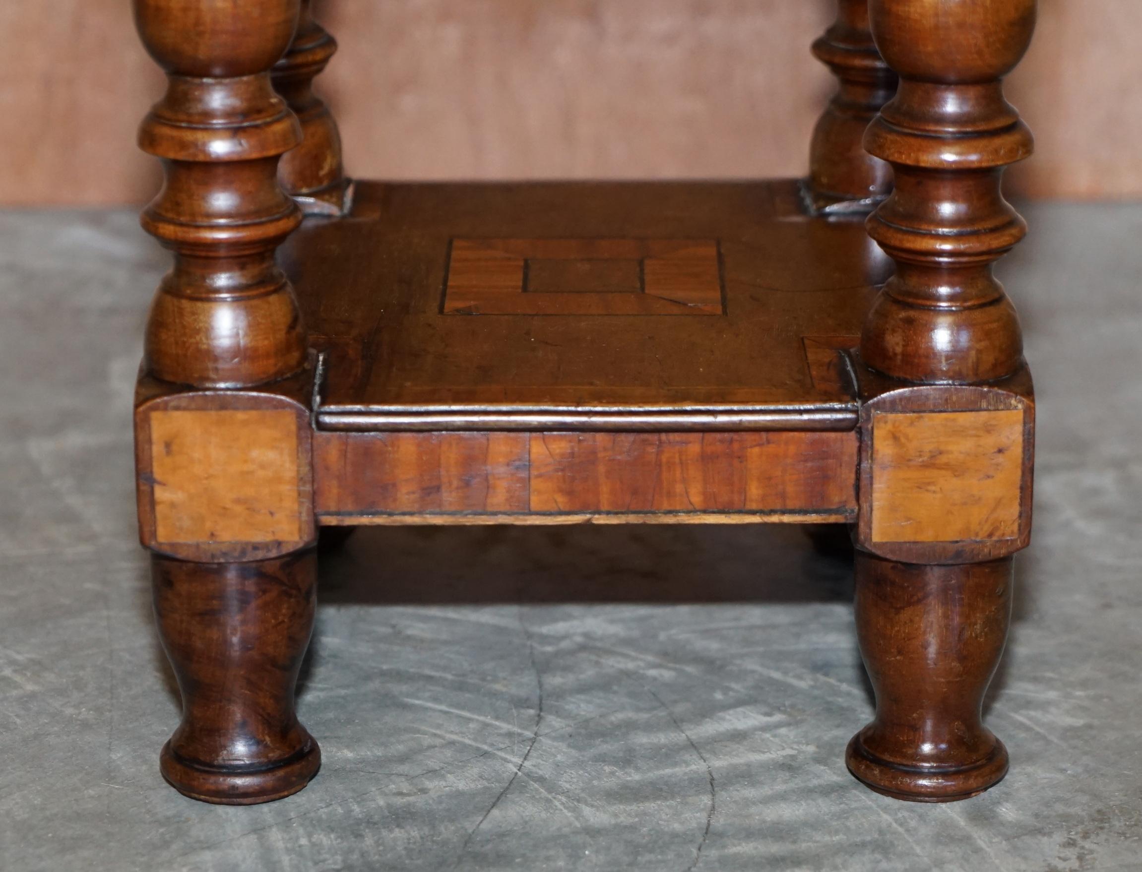 Preciosa Mesa Auxiliar Victoriana Antigua Hand Made Sheraton Reival Cajones superiores con incrustaciones siglo XIX