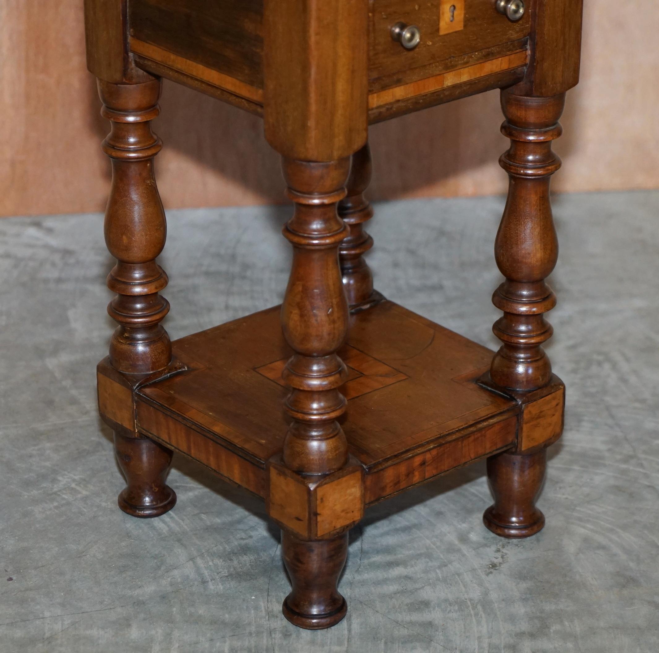 Ravissante table d'appoint victorienne ancienne faite à la main avec tiroirs supérieurs incrustés Sheraton Reival en vente 1