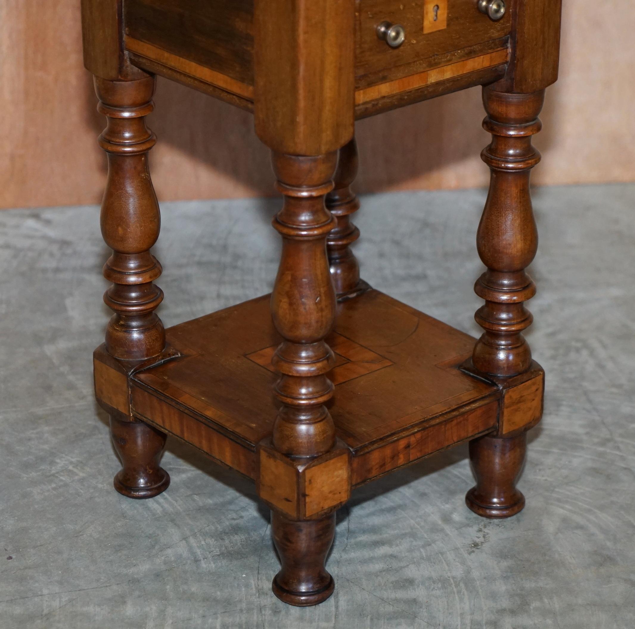 Preciosa Mesa Auxiliar Victoriana Antigua Hand Made Sheraton Reival Cajones superiores con incrustaciones Madera dura