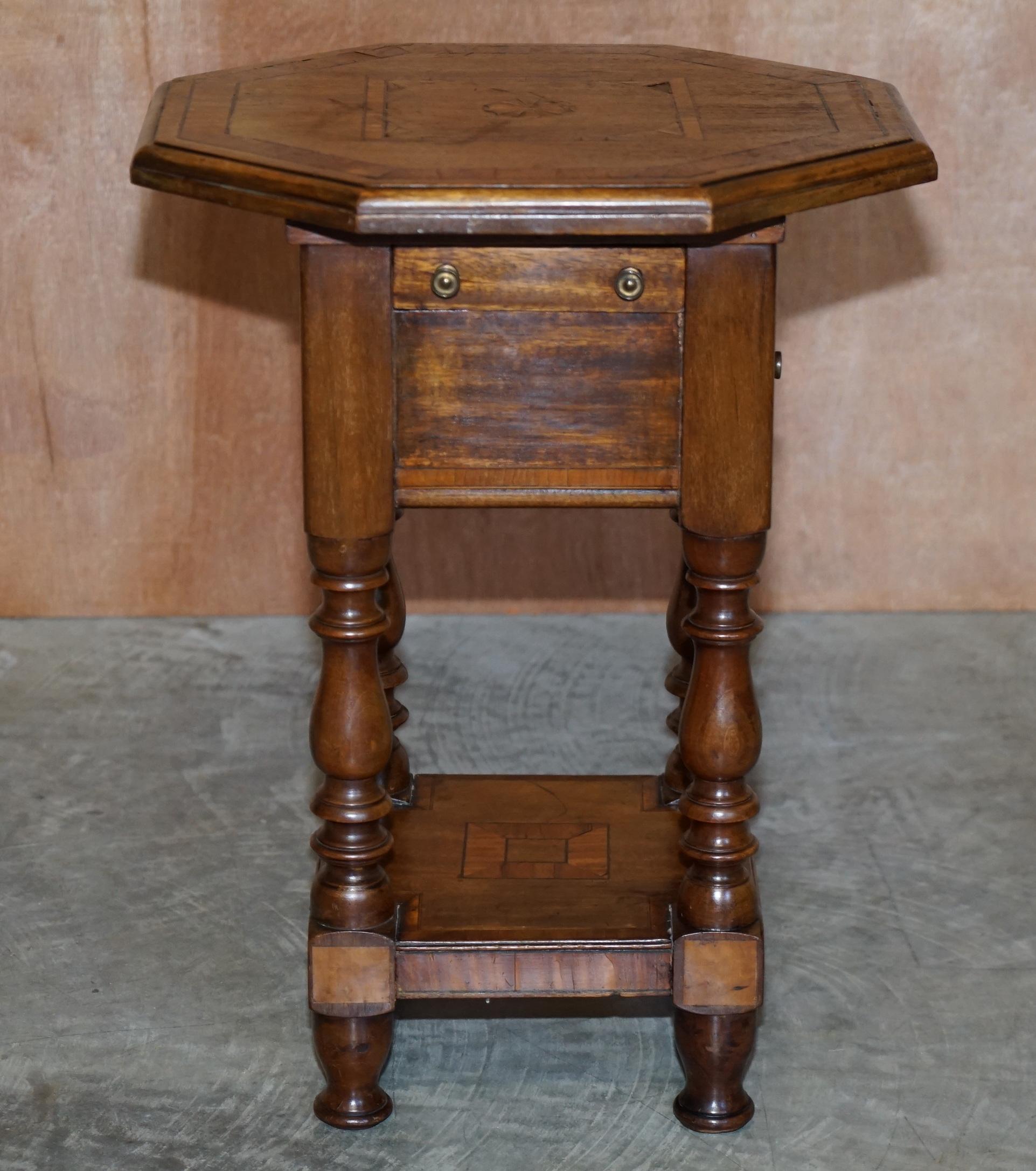 Preciosa Mesa Auxiliar Victoriana Antigua Hand Made Sheraton Reival Cajones superiores con incrustaciones 1