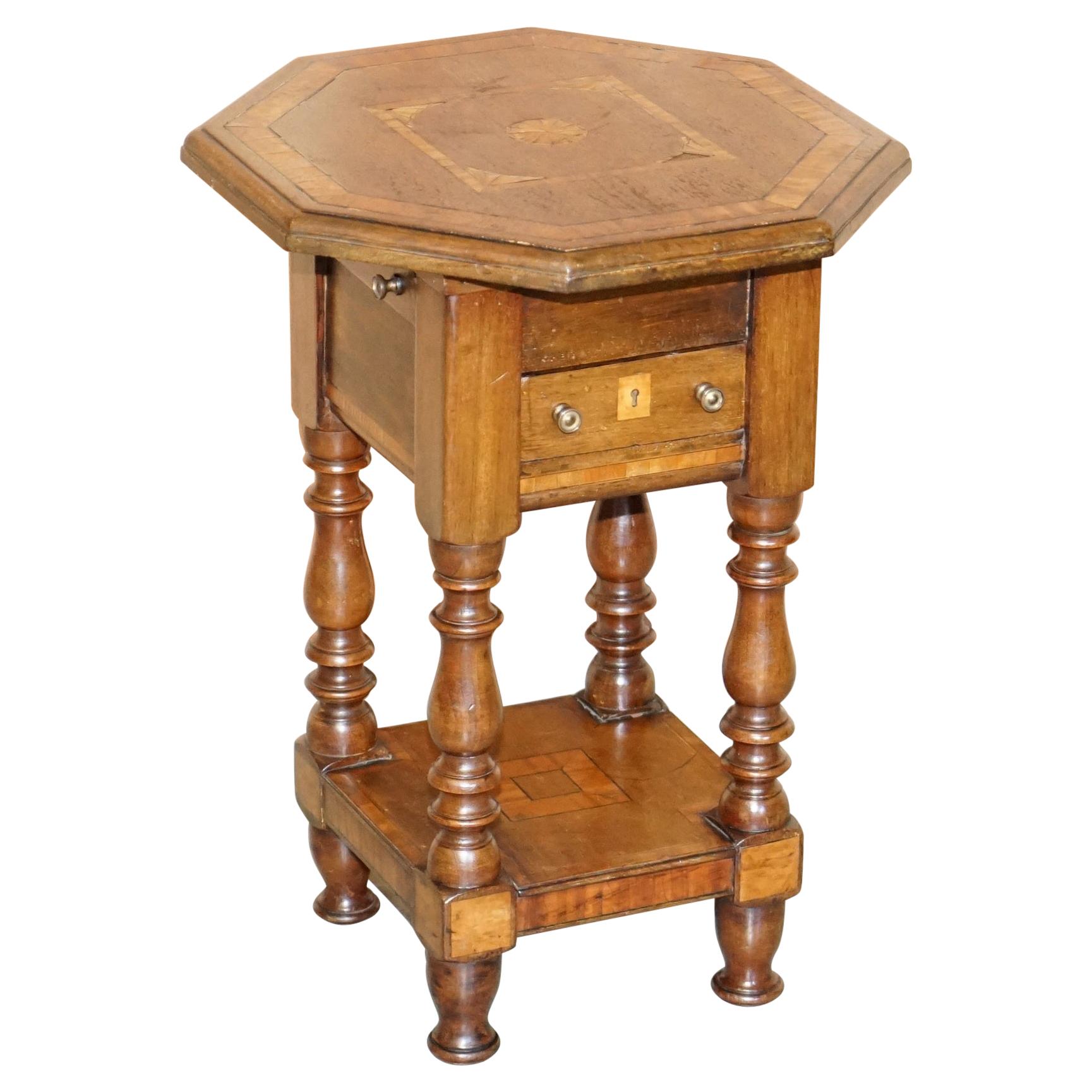 Ravissante table d'appoint victorienne ancienne faite à la main avec tiroirs supérieurs incrustés Sheraton Reival en vente