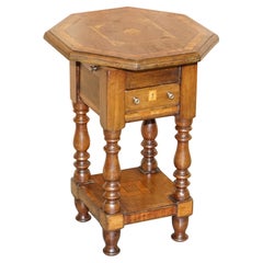 Preciosa Mesa Auxiliar Victoriana Antigua Hand Made Sheraton Reival Cajones superiores con incrustaciones