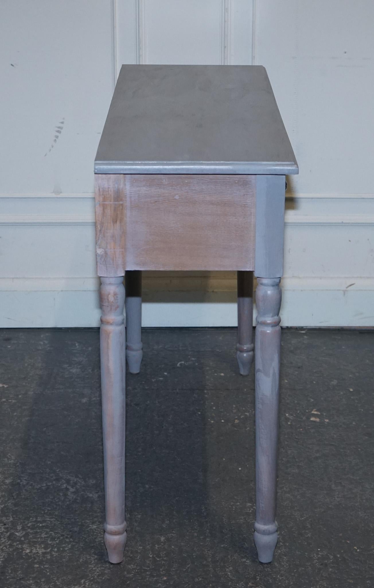 LOVELY MIRRORED DRESsing CONSOLE TABLE MATCHING STOOL AVAILABLE en vente 3