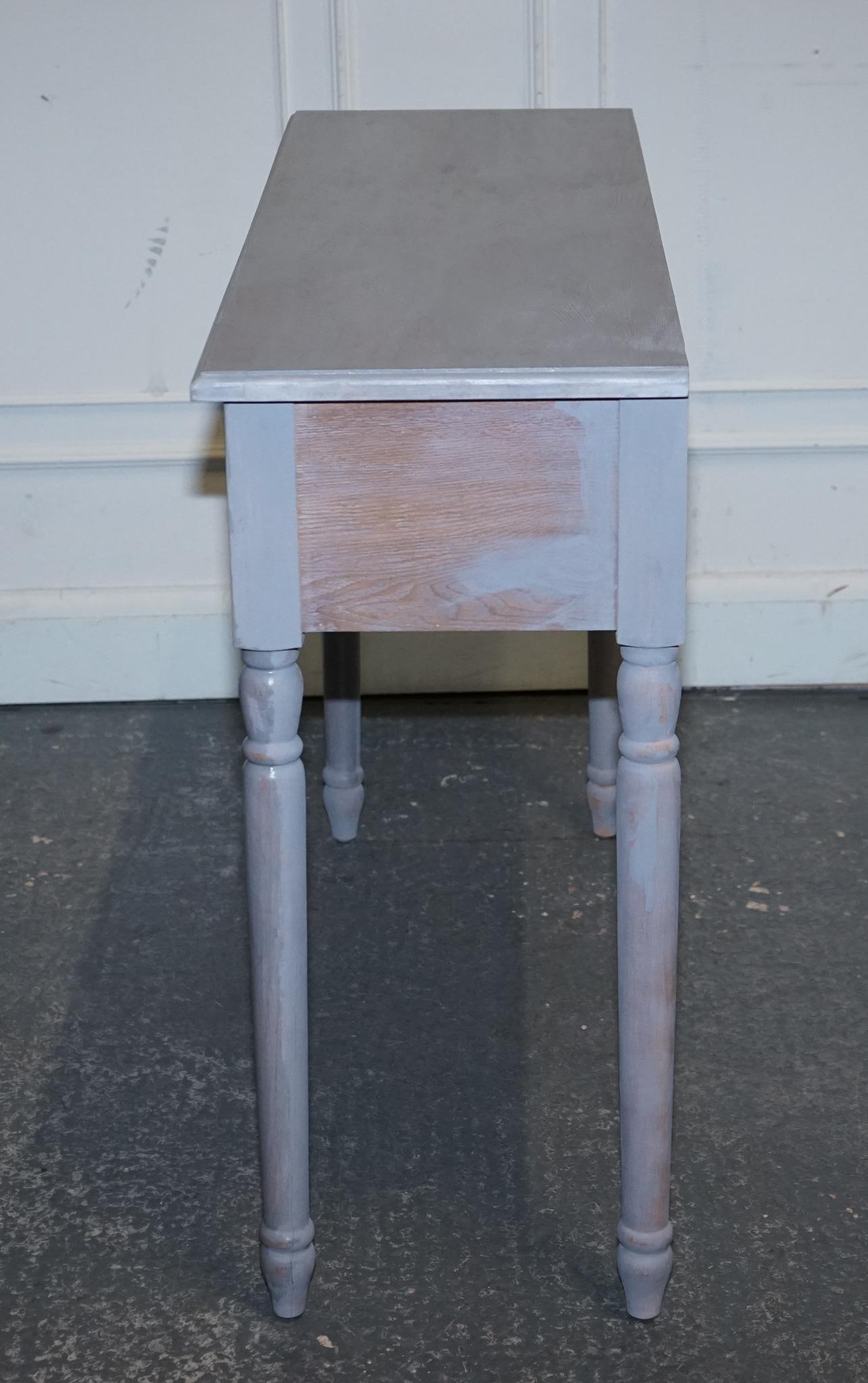 LOVELY MIRRORED DRESsing CONSOLE TABLE MATCHING STOOL AVAILABLE en vente 4