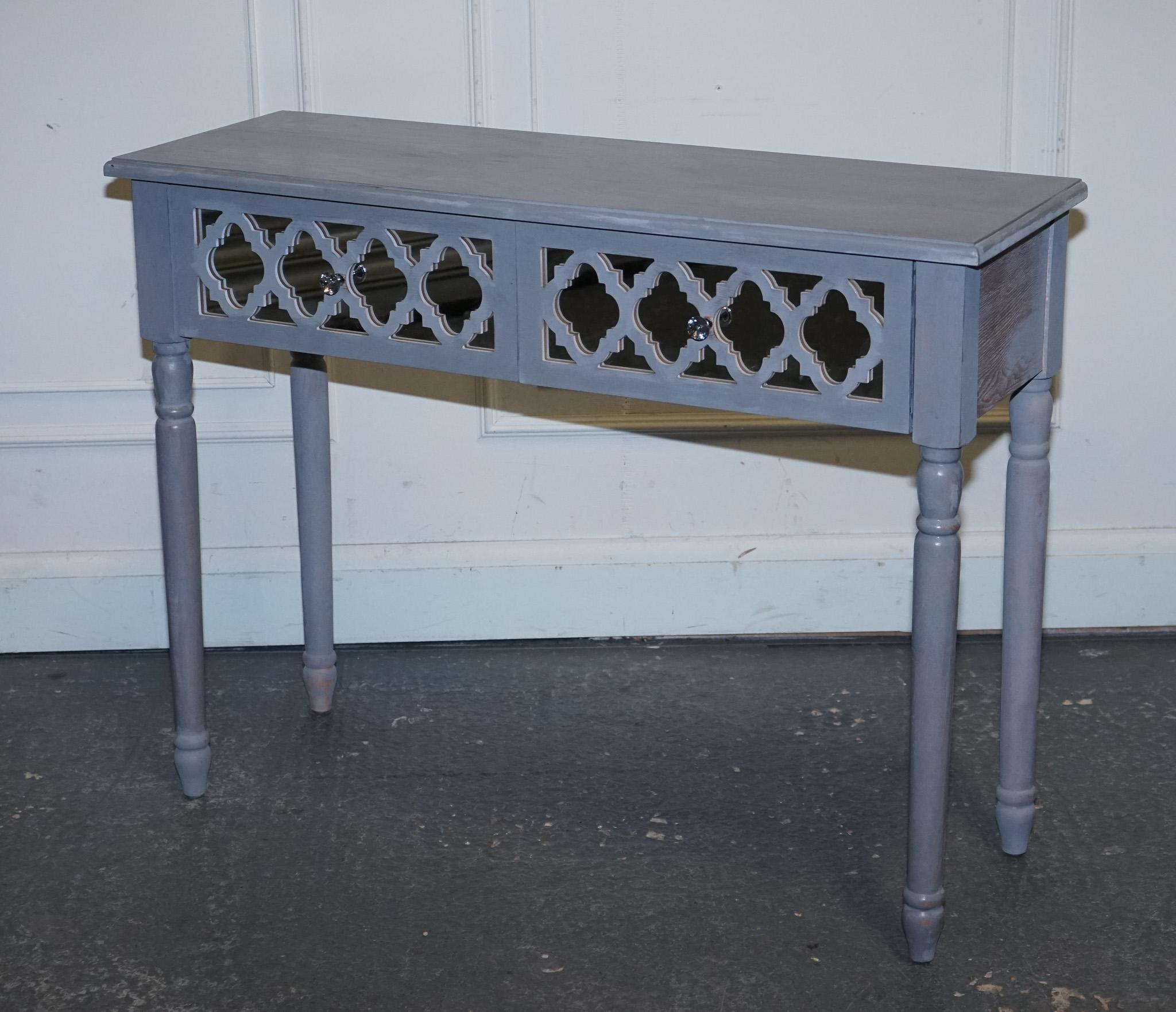 
Antiquités de Londres




Nous sommes ravis d'offrir à la vente cette adorable console peinte à la main et ornée d'un miroir.

Découvrez les trésors uniques d'un luxueux manoir de Cobham !

Explorez notre inventaire soigneusement sélectionné et