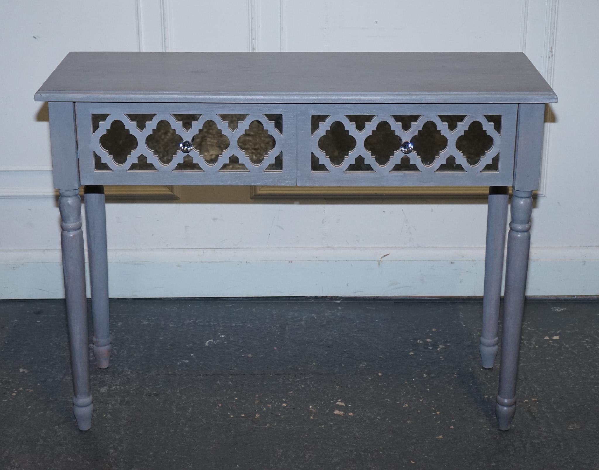 Fait main LOVELY MIRRORED DRESsing CONSOLE TABLE MATCHING STOOL AVAILABLE en vente