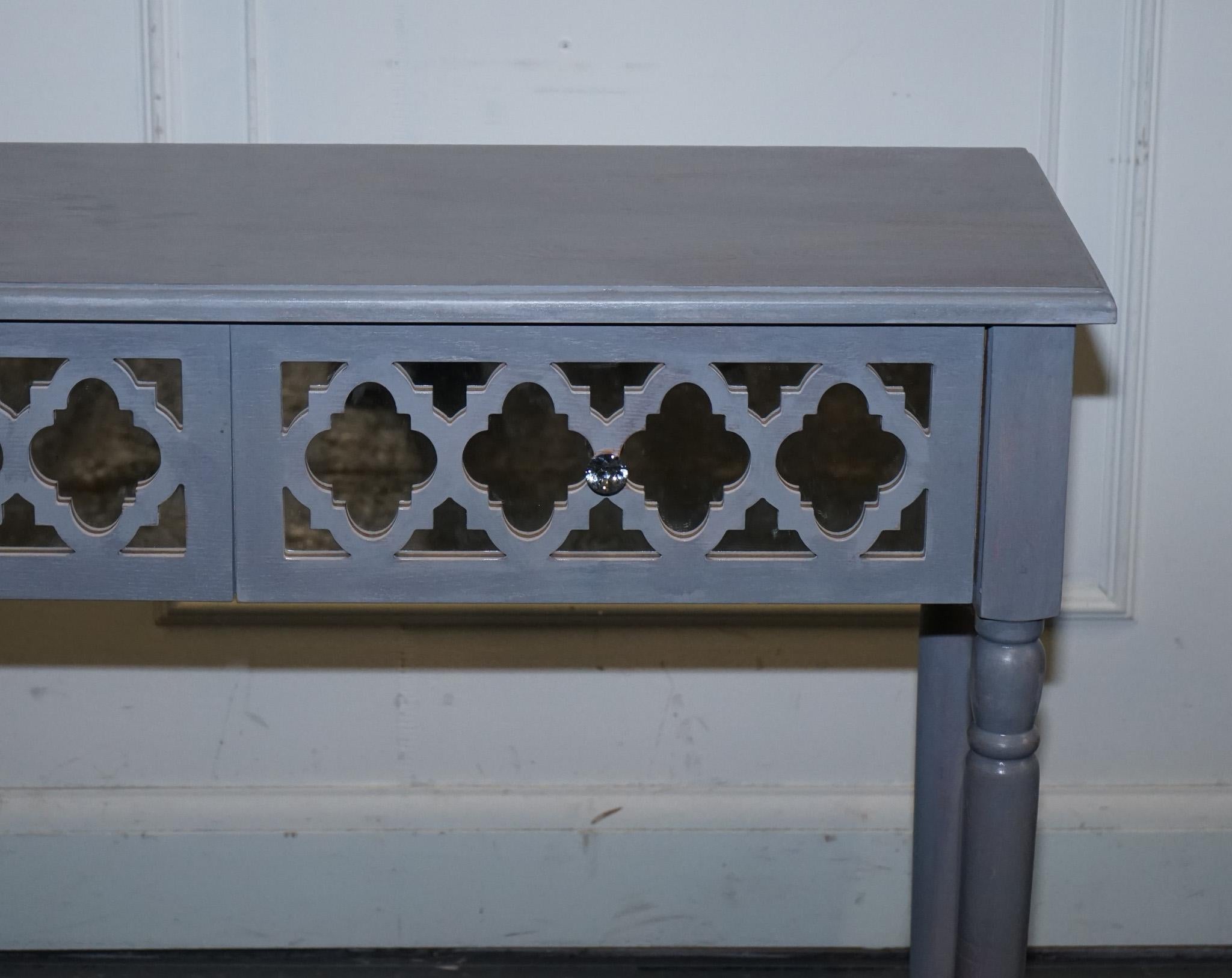20ième siècle LOVELY MIRRORED DRESsing CONSOLE TABLE MATCHING STOOL AVAILABLE en vente
