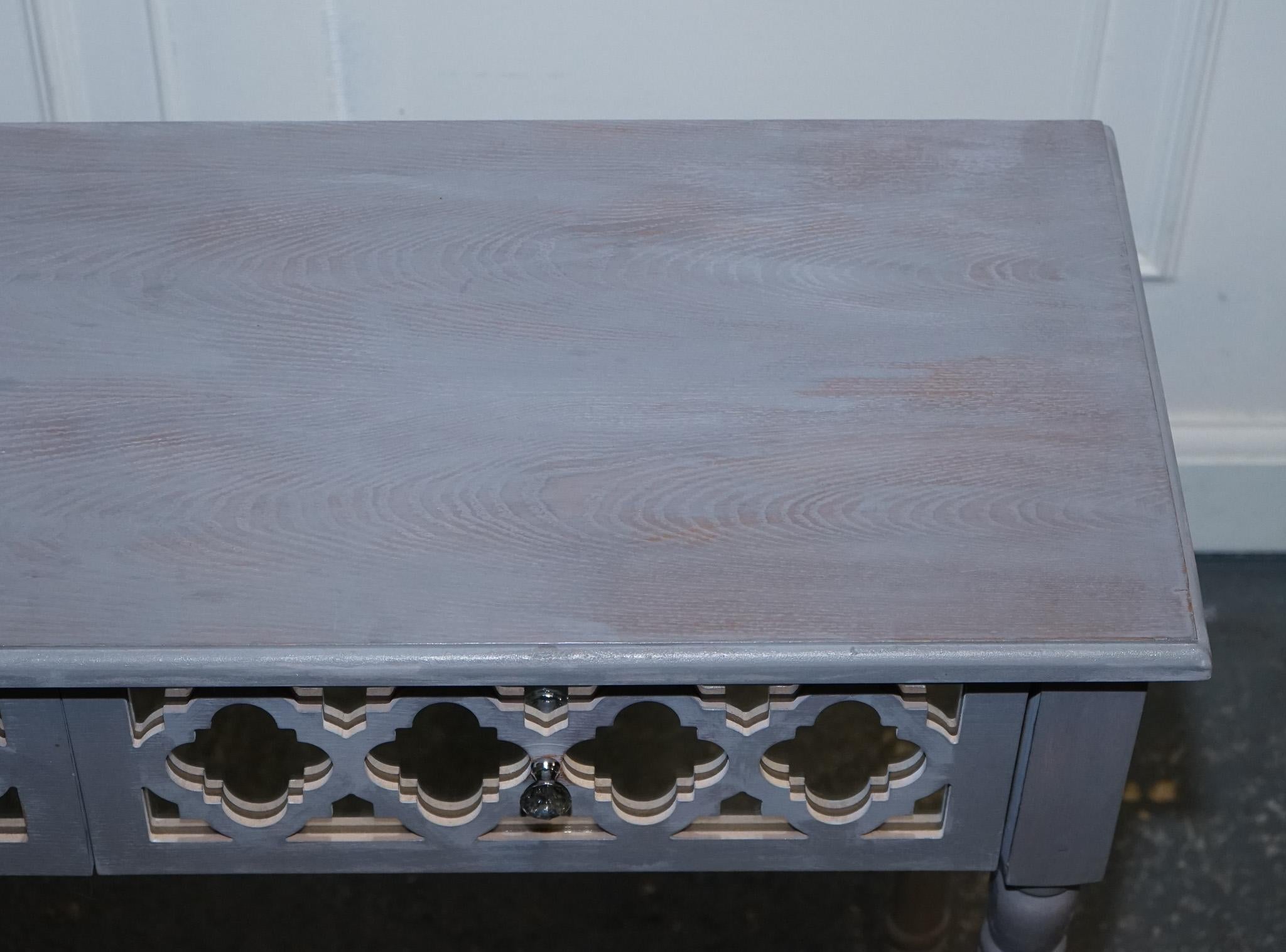 LOVELY MIRRORED DRESsing CONSOLE TABLE MATCHING STOOL AVAILABLE en vente 2