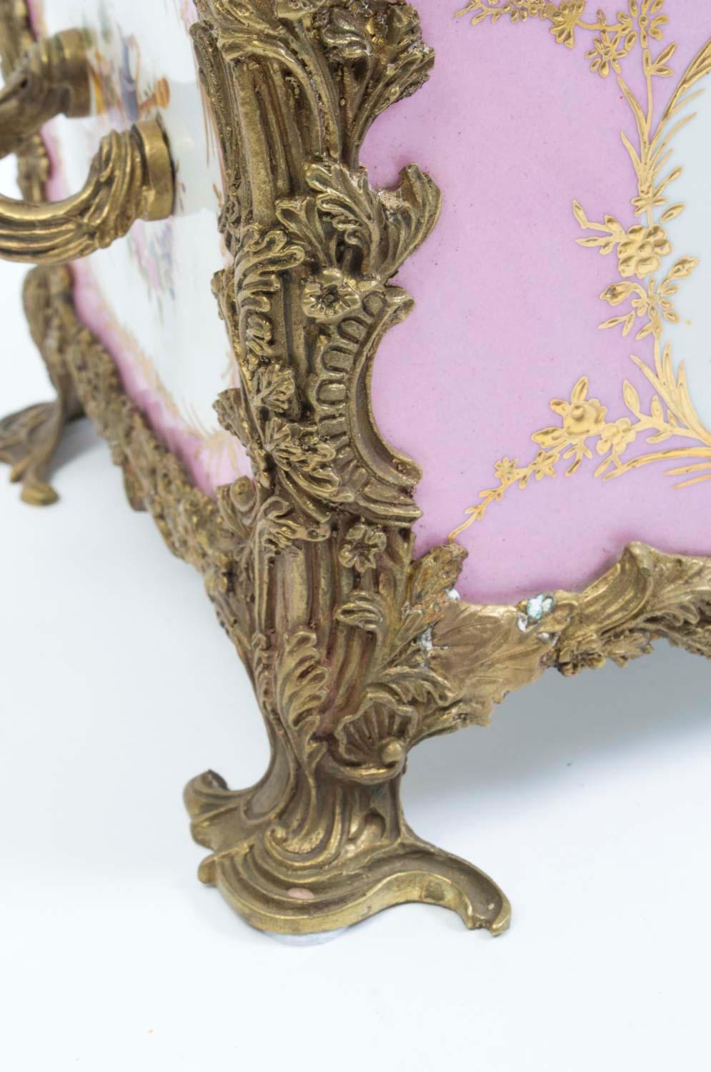 Lovely Hand Painted Sevres Style Porcelain Casket Pink In Excellent Condition In London, GB
