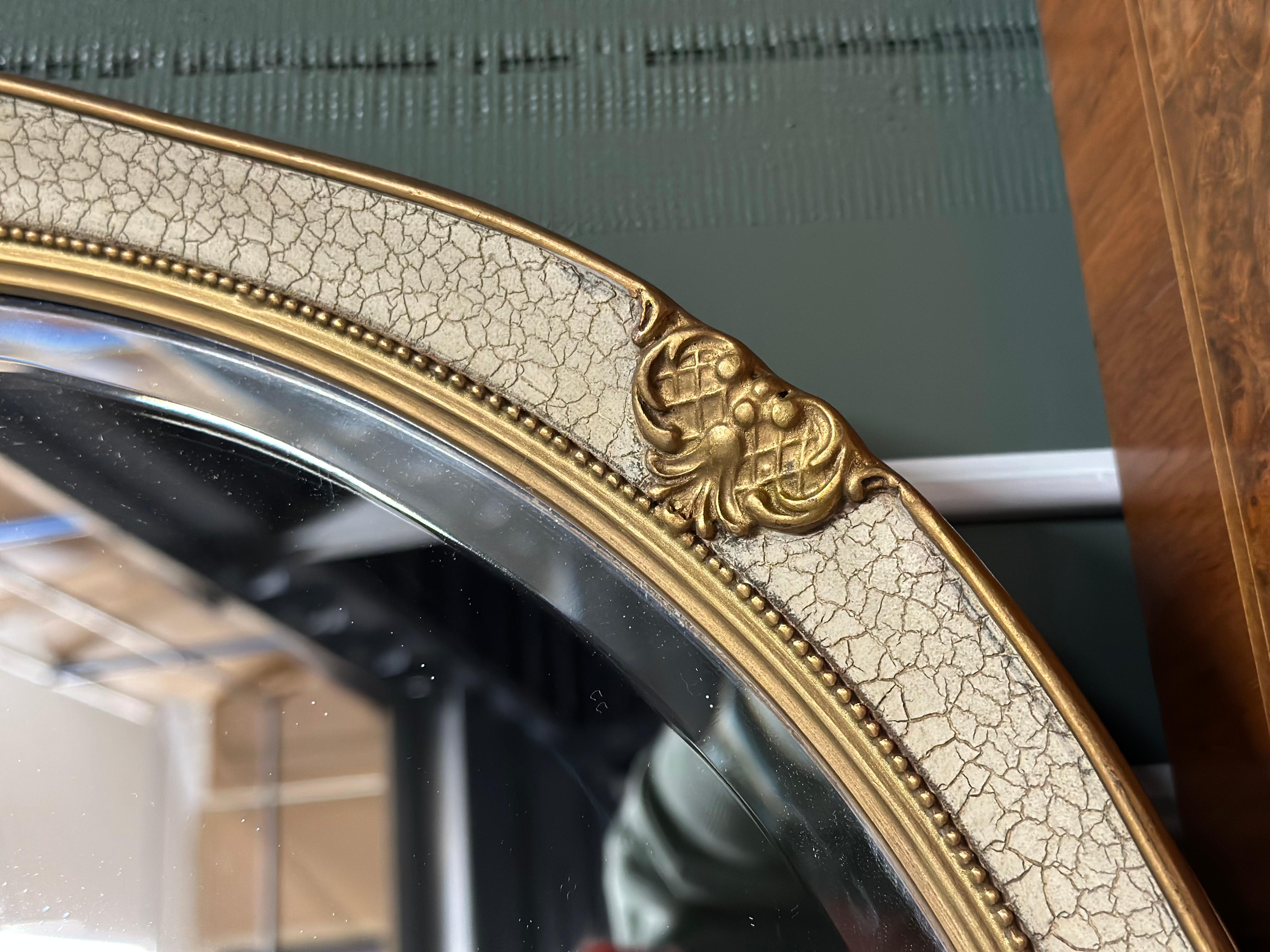 Lovely Hand Painted White Round Wall Mirror with Gilt Detail In Good Condition For Sale In Pulborough, GB