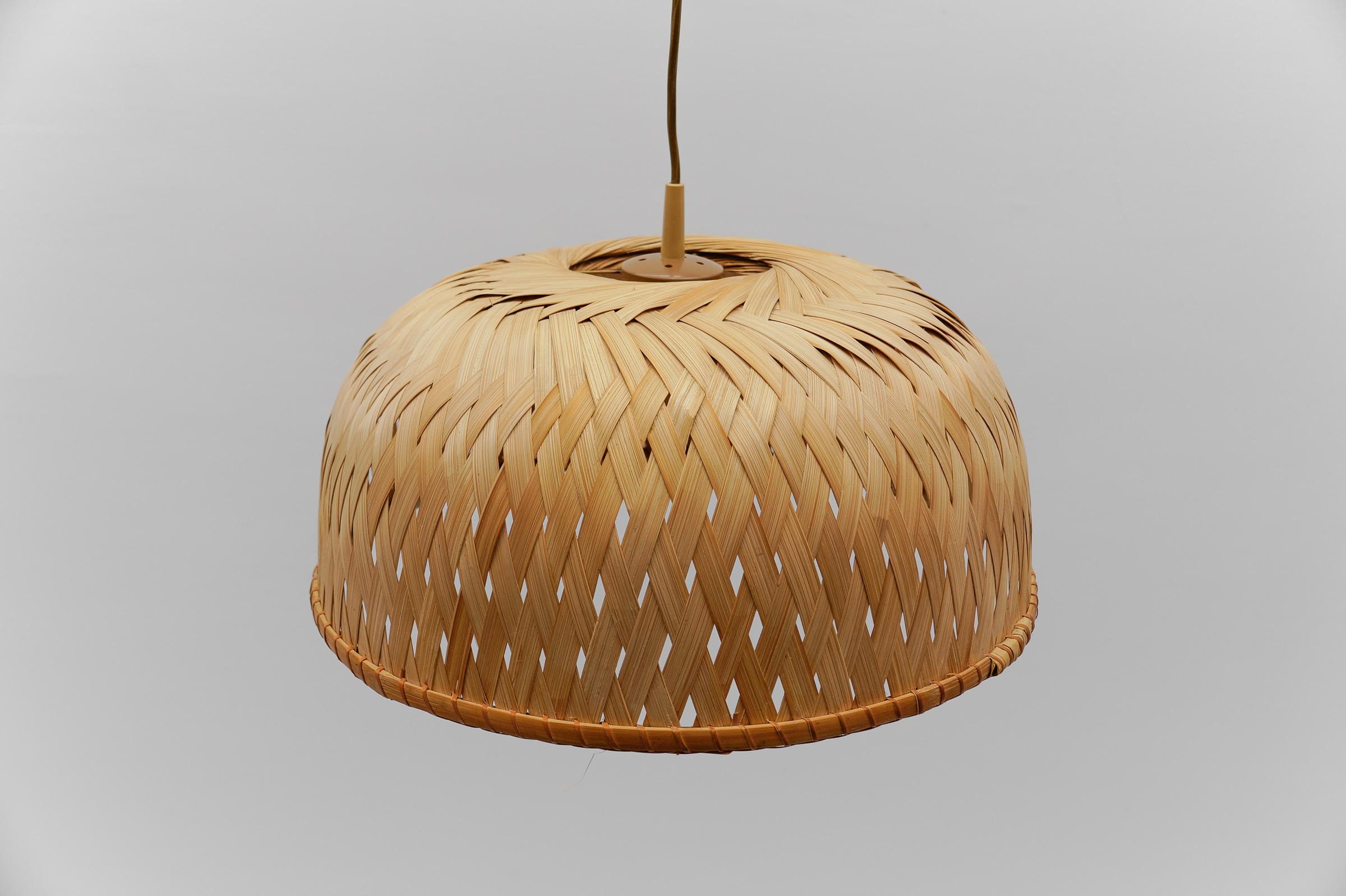 Schöne handgefertigte Mid-Century-Modern-Pendelleuchte aus Bambus und Korbweide, 1960er Jahre, Italien im Angebot 4