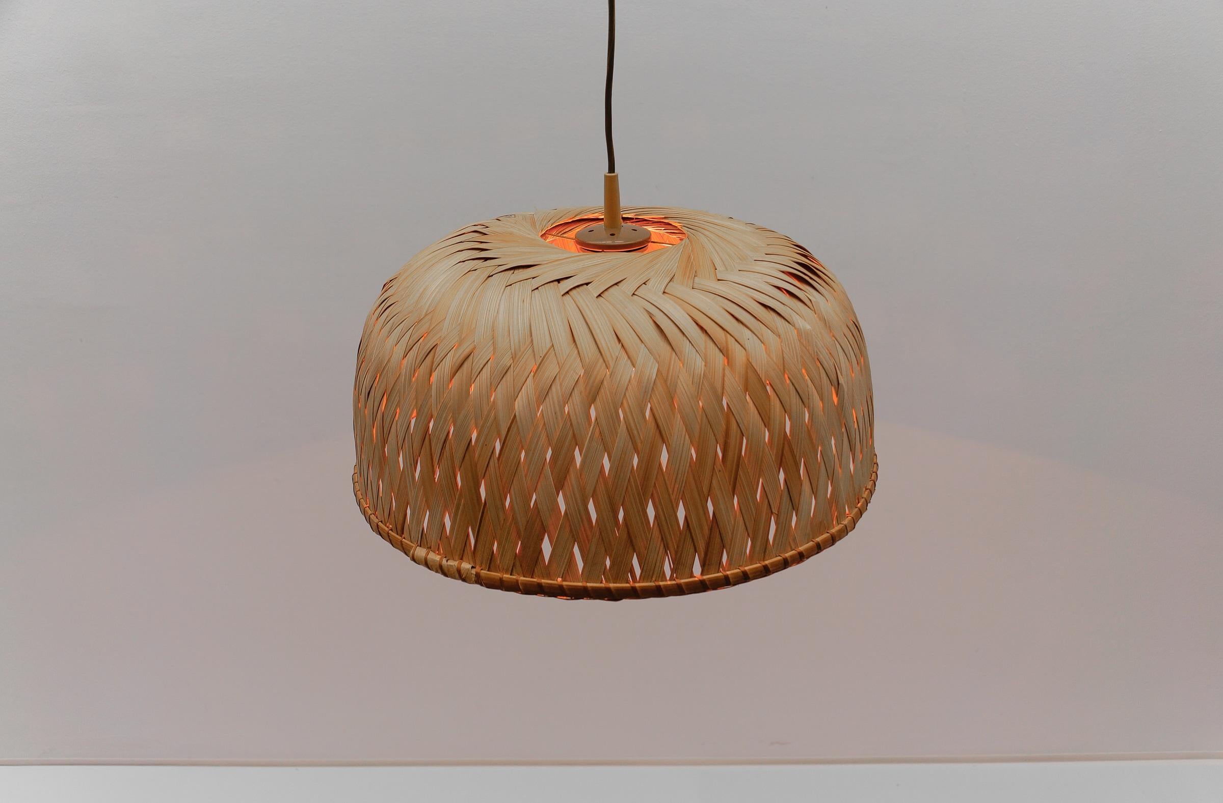 Schöne handgefertigte Mid-Century-Modern-Pendelleuchte aus Bambus und Korbweide, 1960er Jahre, Italien im Angebot 5