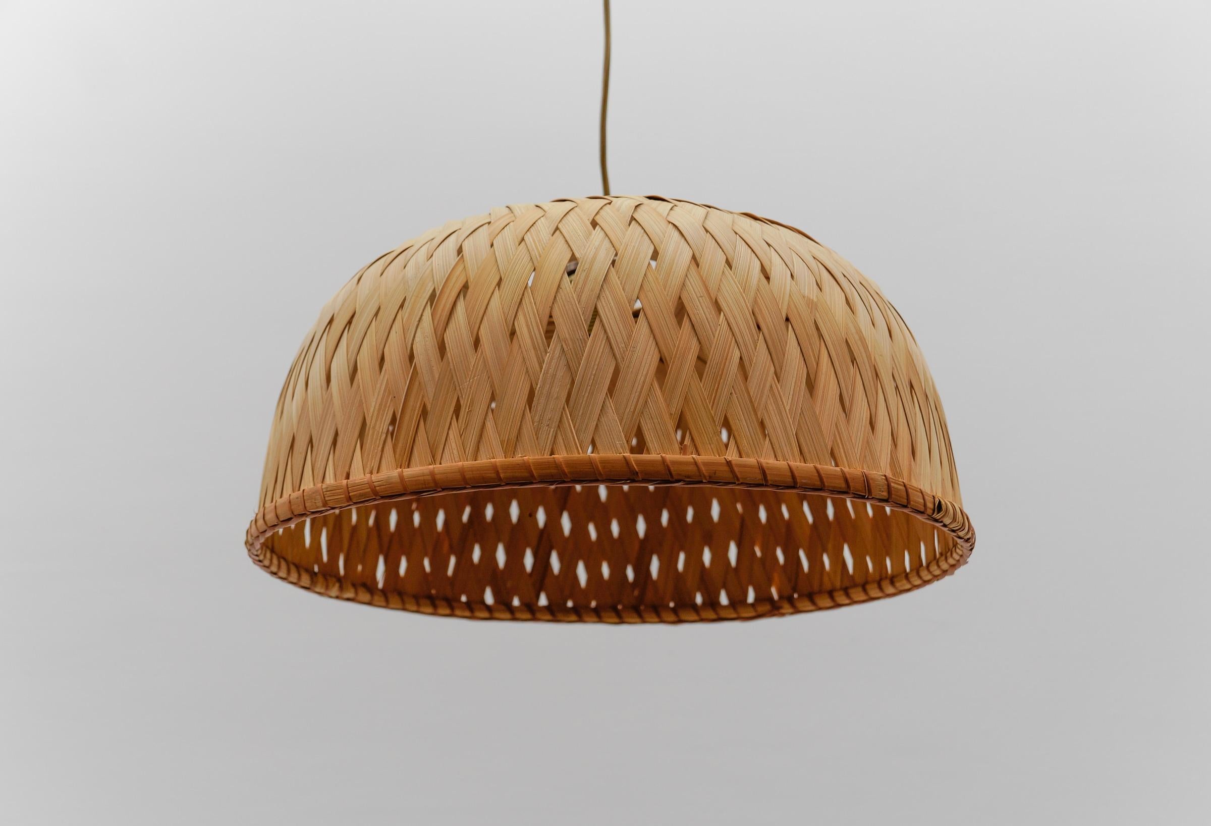 Schöne handgefertigte Mid-Century-Modern-Pendelleuchte aus Bambus und Korbweide, 1960er Jahre, Italien (Skandinavische Moderne) im Angebot