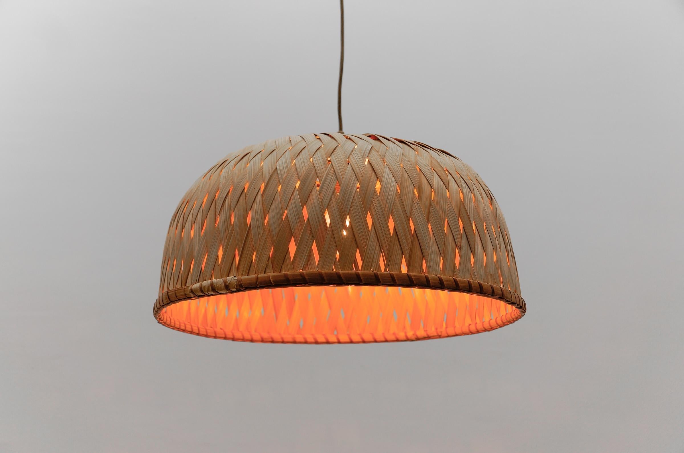 Schöne handgefertigte Mid-Century-Modern-Pendelleuchte aus Bambus und Korbweide, 1960er Jahre, Italien (Italienisch) im Angebot