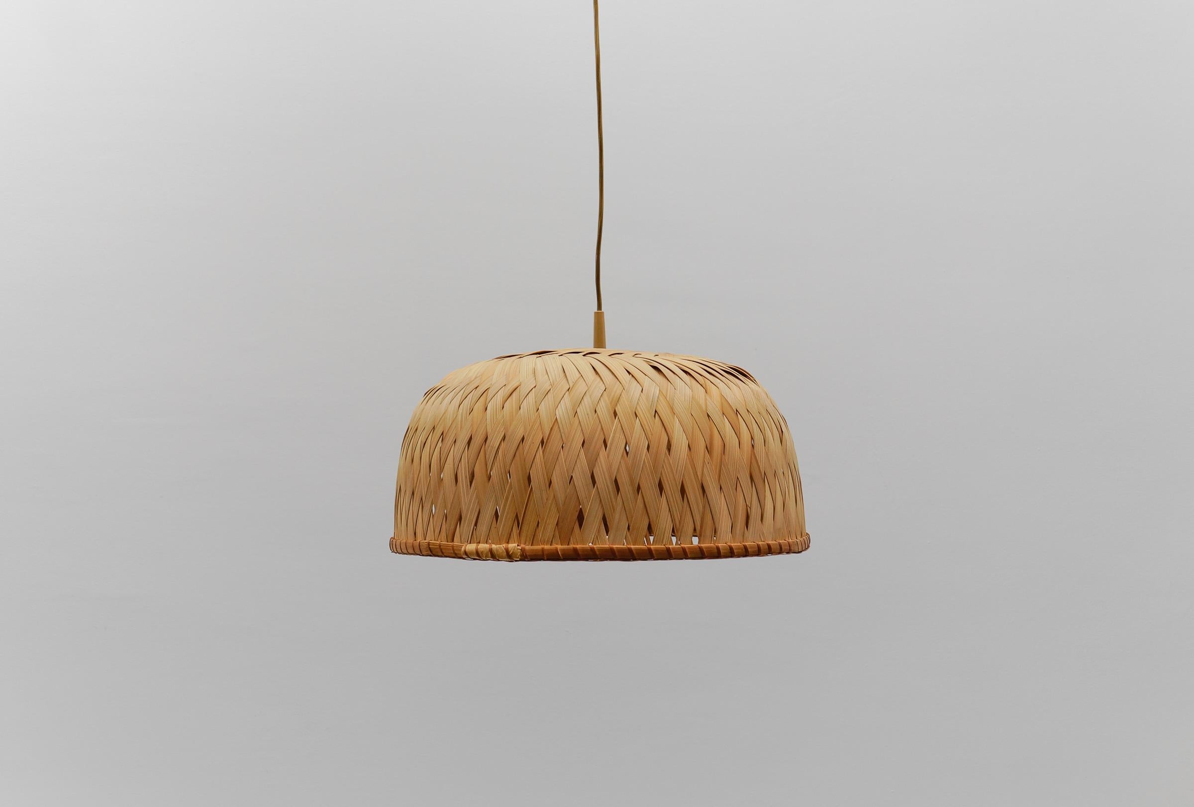 Schöne handgefertigte Mid-Century-Modern-Pendelleuchte aus Bambus und Korbweide, 1960er Jahre, Italien im Angebot 2