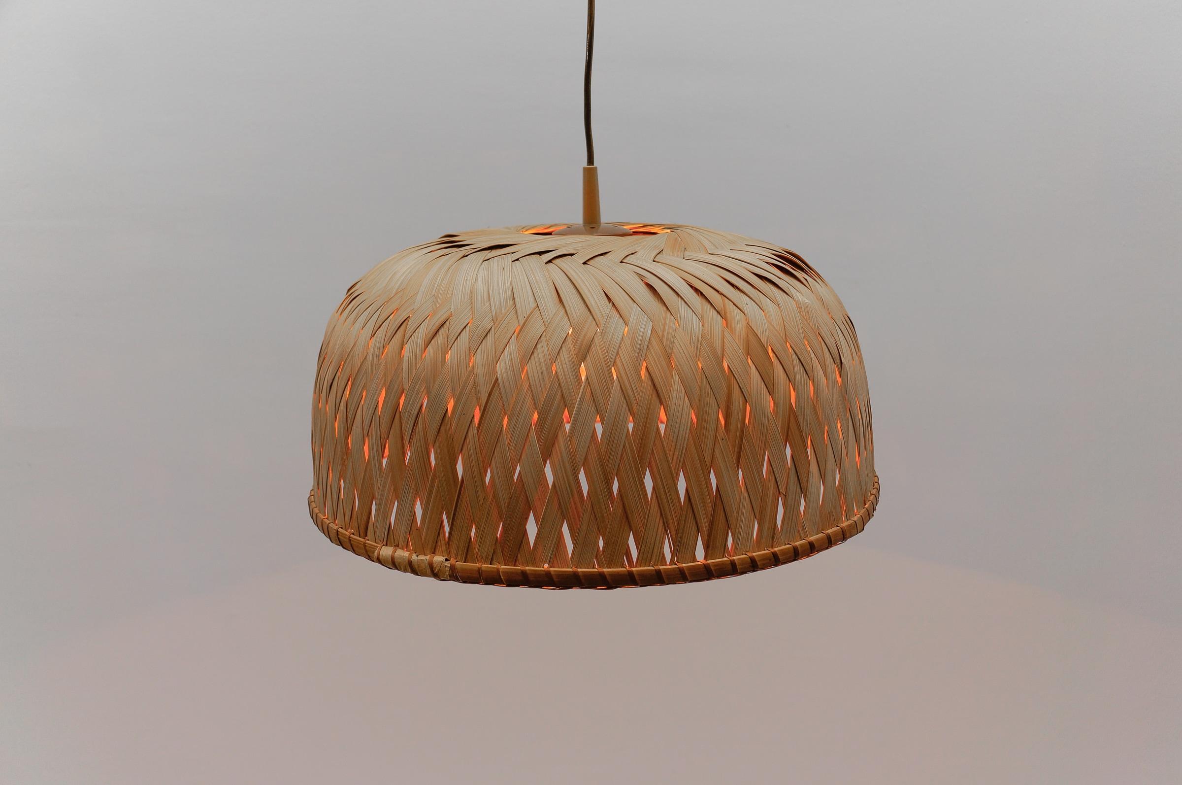 Schöne handgefertigte Mid-Century-Modern-Pendelleuchte aus Bambus und Korbweide, 1960er Jahre, Italien im Angebot 3