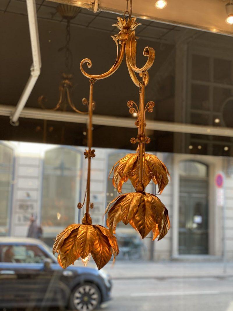 Wonderful French palm ceiling lamp, from 1960s France, in gilded metalwork, and with beautiful lamp heads, shaped as palm leaves.

Designed by Hans Kögl.

Measures: H 85 x Dia 44 cm Shade Dia 22 cm