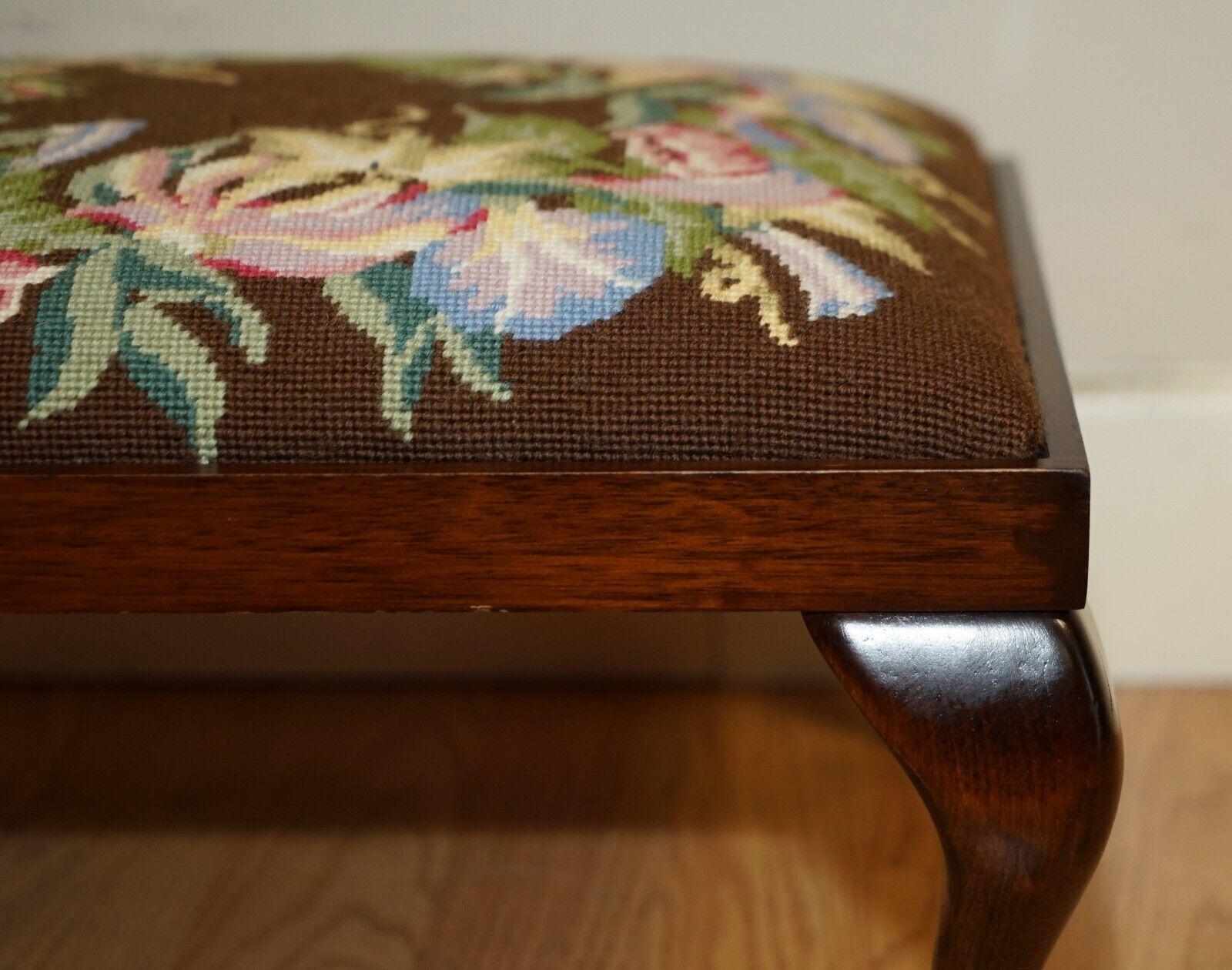 20ième siècle Ravissant tabouret de repose-pieds vintage en bois dur et brodé de fleurs en vente